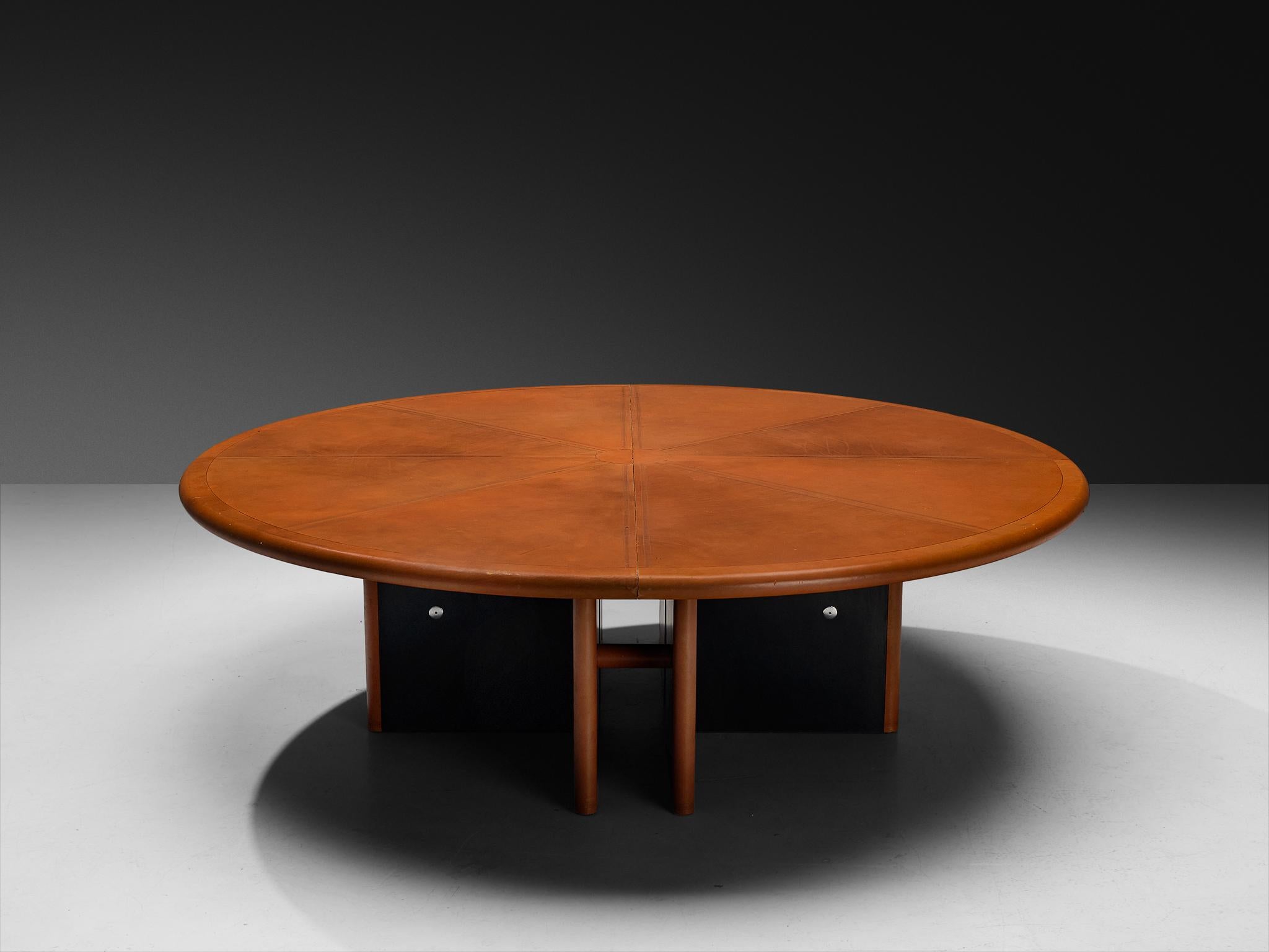 Guido Faleschini pour i4 Mariani, table de salle à manger ou de conférence, cuir, bois, métal, Italie, années 1970 

Cette table ronde massive a été conçue par le designer italien créatif Guido Faleschini pour l'entreprise de mobilier italienne I4