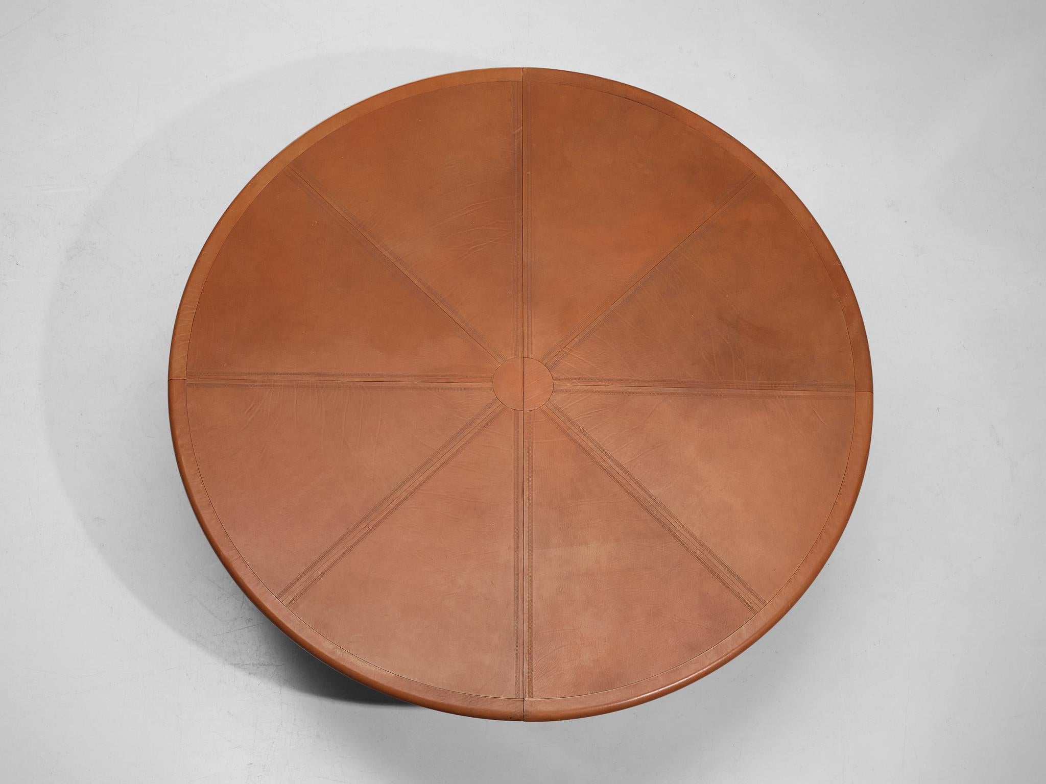 Runder Tisch aus cognacfarbenem Leder von Guido Faleschini für Mariani, 8ft (Italienisch) im Angebot