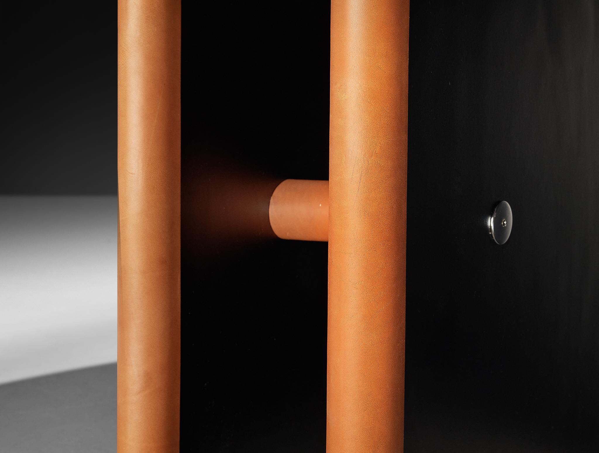 Guido Faleschini for Mariani Round Table in Cognac Leather 8ft Bon état - En vente à Waalwijk, NL