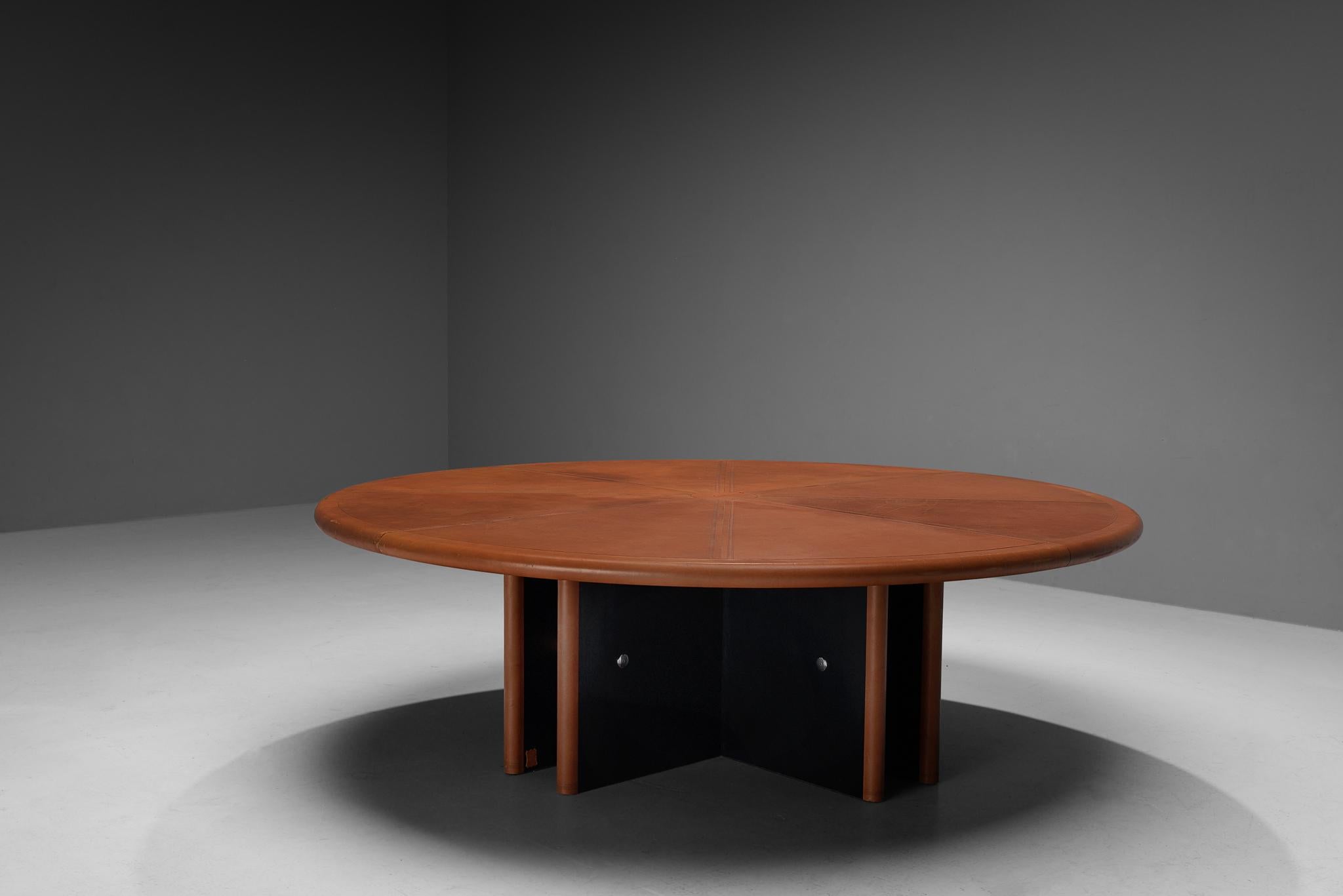 Fin du 20e siècle Table ronde en cuir cognac Guido Faleschini pour Mariani, 8 pieds en vente
