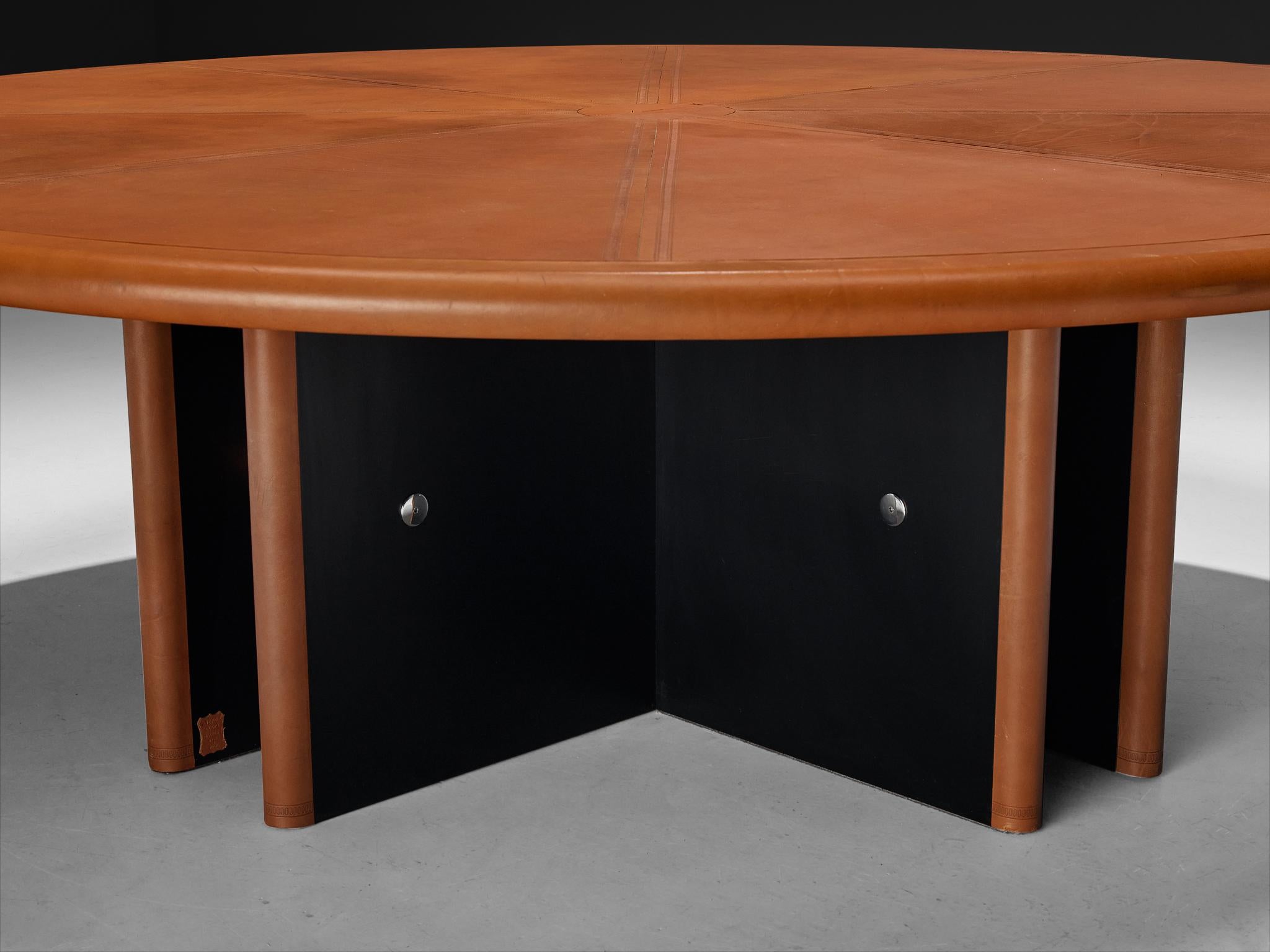 Fin du 20e siècle Guido Faleschini for Mariani Round Table in Cognac Leather 8ft en vente