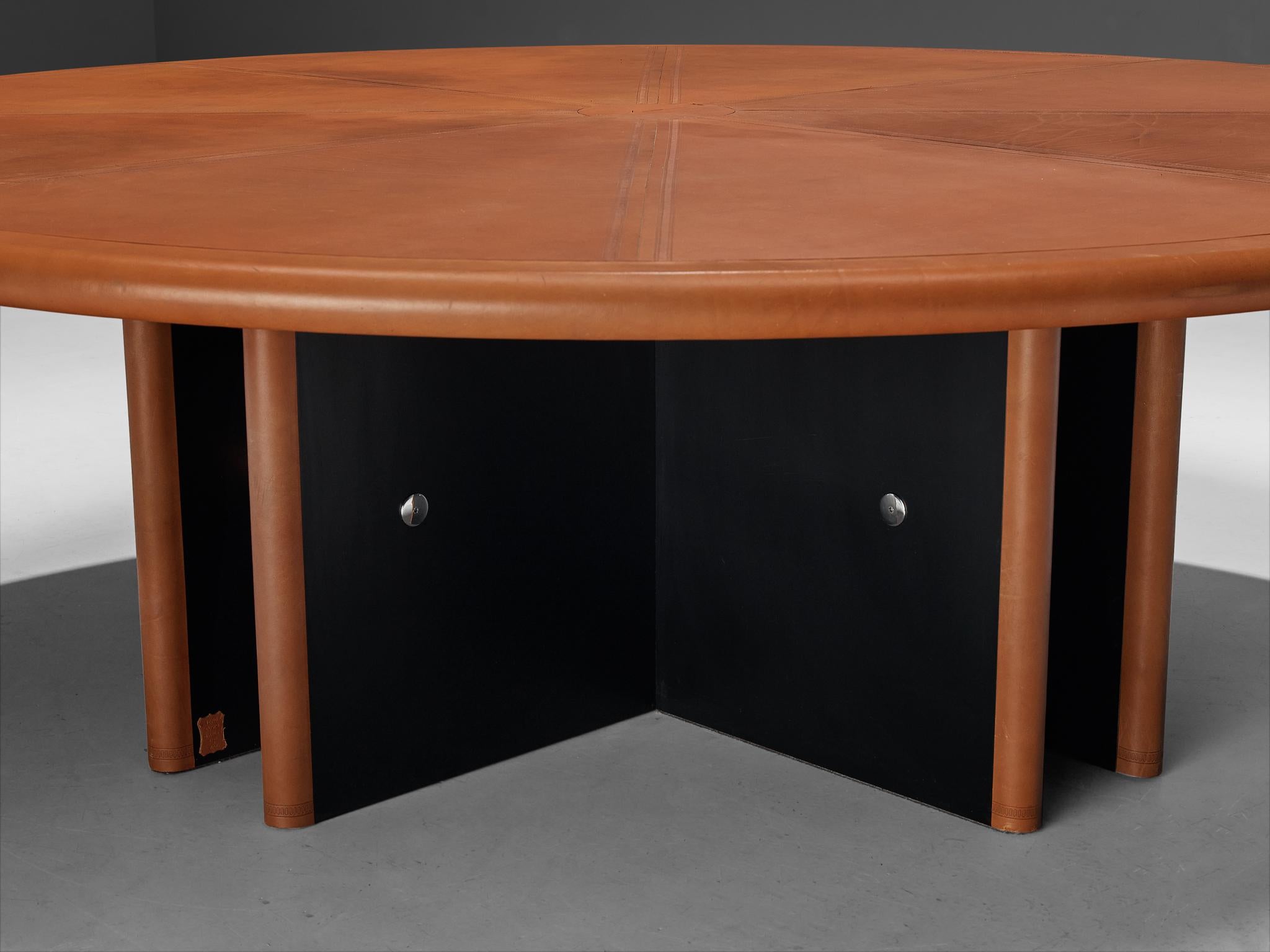 Guido Faleschini for Mariani Round Table in Cognac Leather 8ft In Good Condition For Sale In Waalwijk, NL
