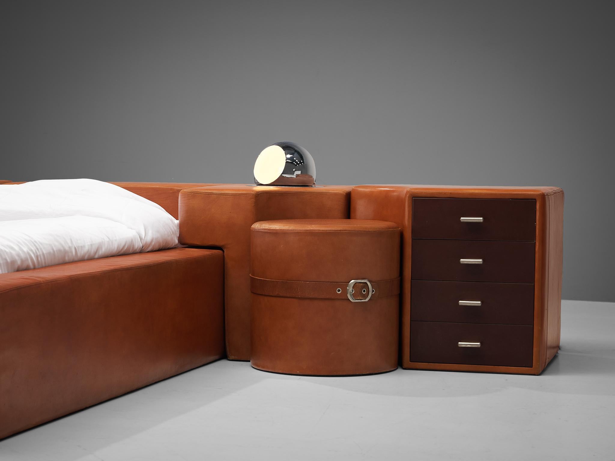 Guido Faleschini for Mariani Set of Bed, Nightstands and Stools in Leather  For Sale 4