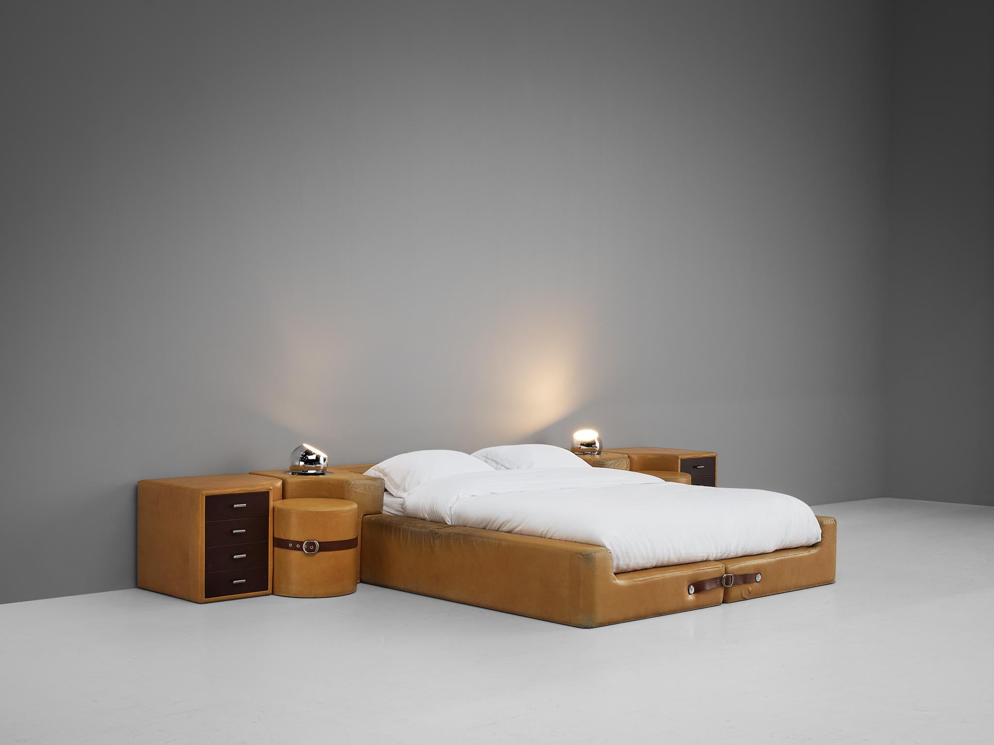Guido Faleschini for Mariani Set of Bed, Nightstands and Stools in Leather In Good Condition In Waalwijk, NL