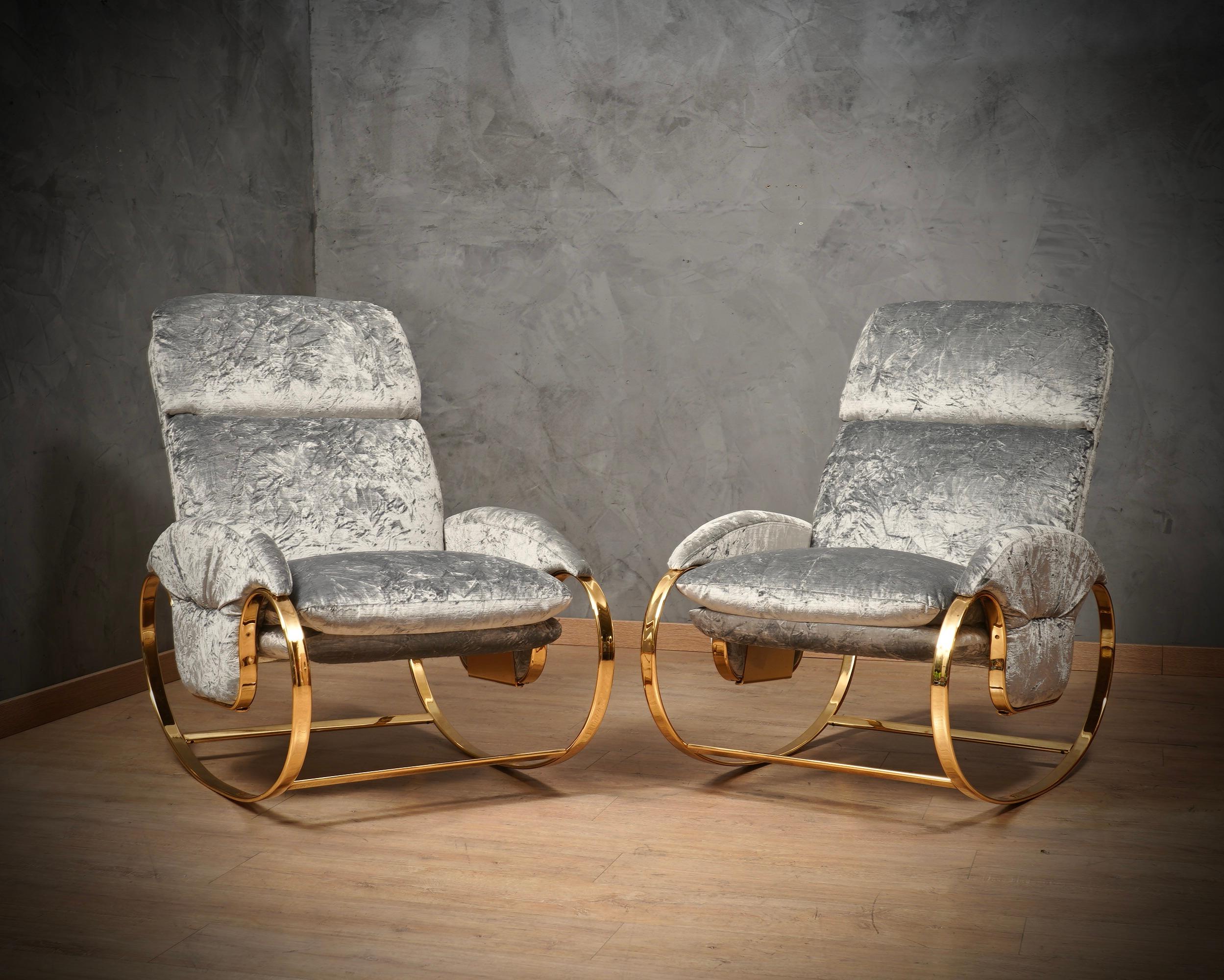 Iconic rocking armchair by Guido Faleschini from the 70s, all curves and elegance, simple and linear.

The rocking armchair has a fully curved golden metal structure, armrests and legs are one with the chair; armrests which are connected together by