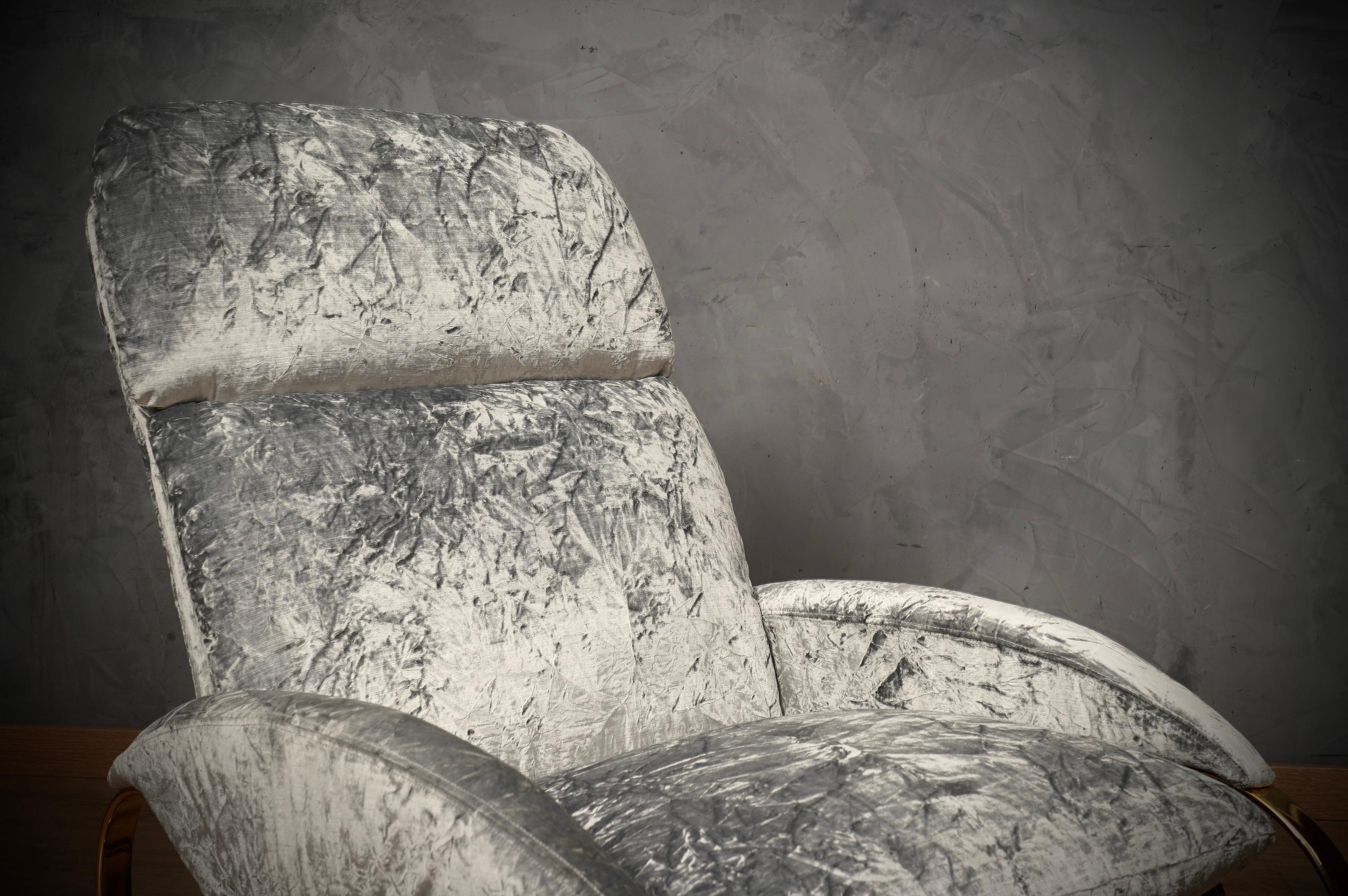 Guido Faleschini Sillón / mecedora de metal dorado y terciopelo gris, 1970 finales del siglo XX en venta