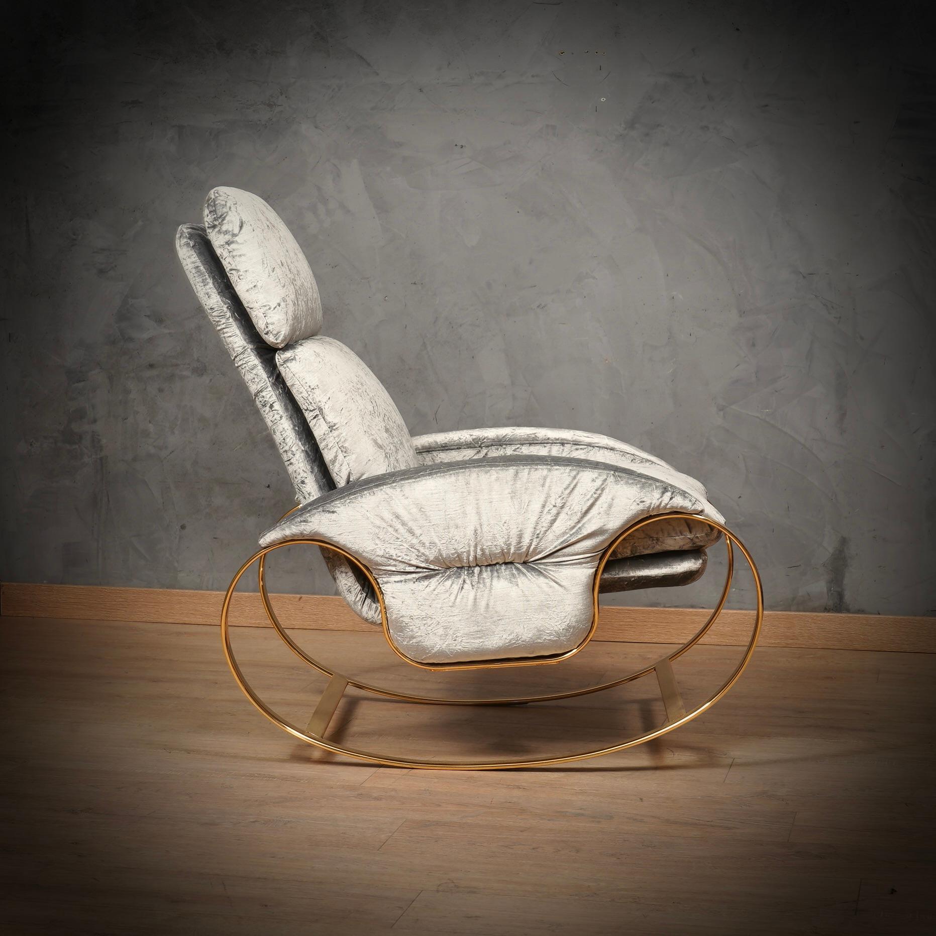 Guido Faleschini Sillón / mecedora de metal dorado y terciopelo gris, 1970 en venta 2