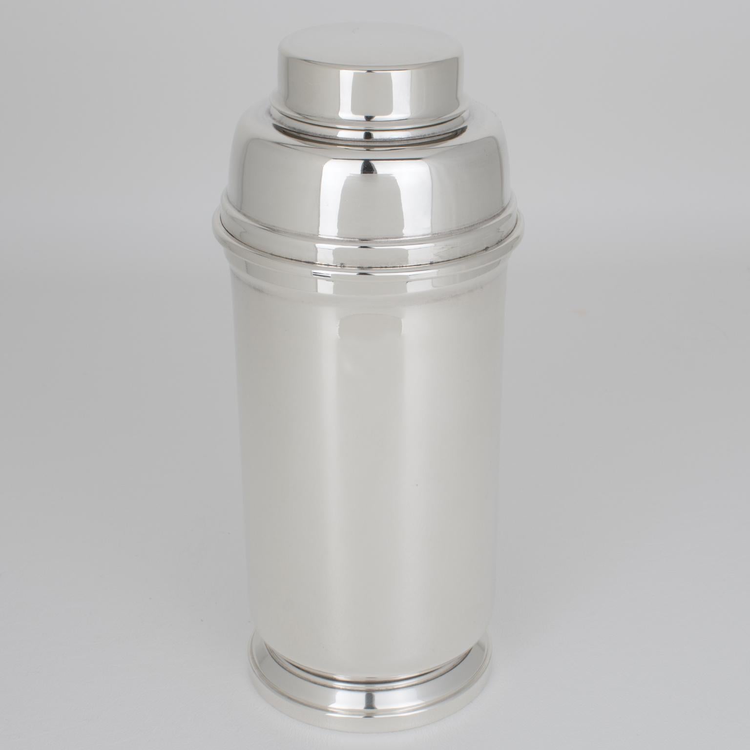 Esta coctelera modernista de tres secciones fue fabricada por el célebre orfebre Guido Galbiati Argenteria en Italia, hacia 1960. El magnífico diseño modernista presenta un motivo geométrico e incluye un tapón extraíble y un filtro colador. El