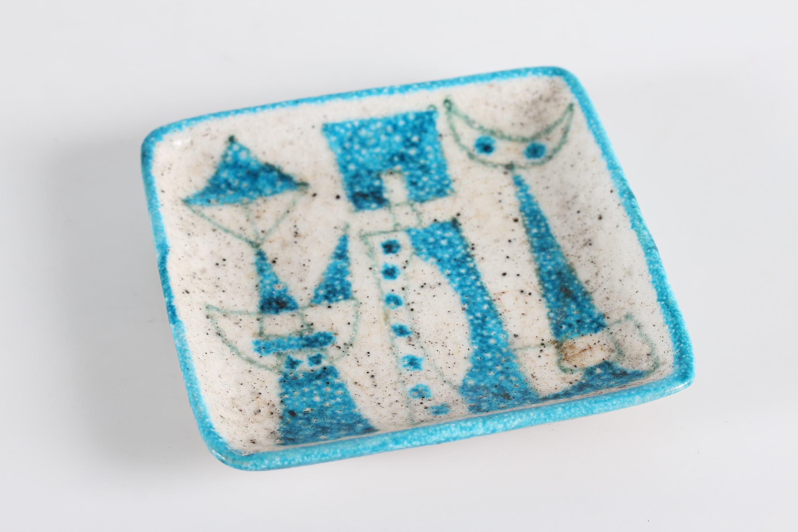 Decorative square ceramic tray by Italian ceramist Guido Gambone (1909-1969), circa 1950´s.
The tray has a decoration of 3 cubist figures in bright turquoise and light green colors on a white background.

Signed: Gambone Italy

Very nice