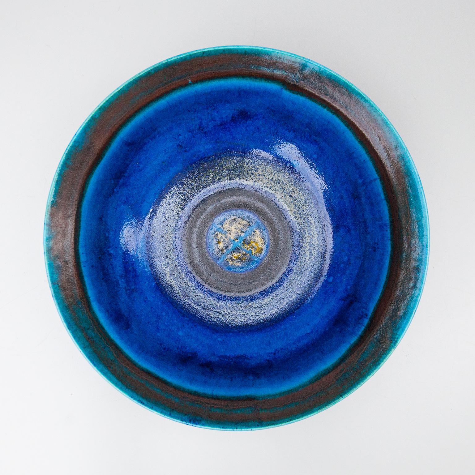 Grand bol coloré en céramique émaillée bleue, gris foncé et dorée réalisé par Bruno Gambone dans les années 1970, signé Gambone Italie sur le fond.