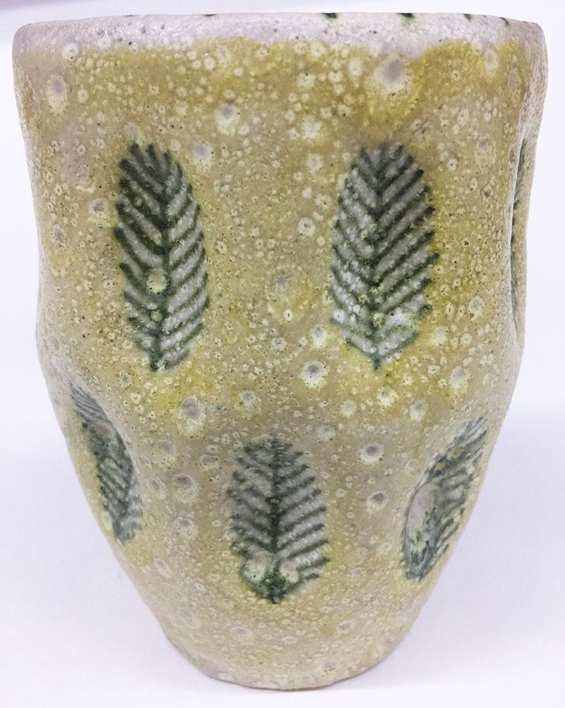 Italienische zylindrische Keramikvase aus Keramik von Guido Gambone, 1950er Jahre

Vase des italienischen Keramikers Guido Gambone (1909-1969)
Zylindrische Vase, dekoriert mit 16 Daumenabdrücken mit grünem Blattmuster
Die Maße sind 17 cm hoch und 12