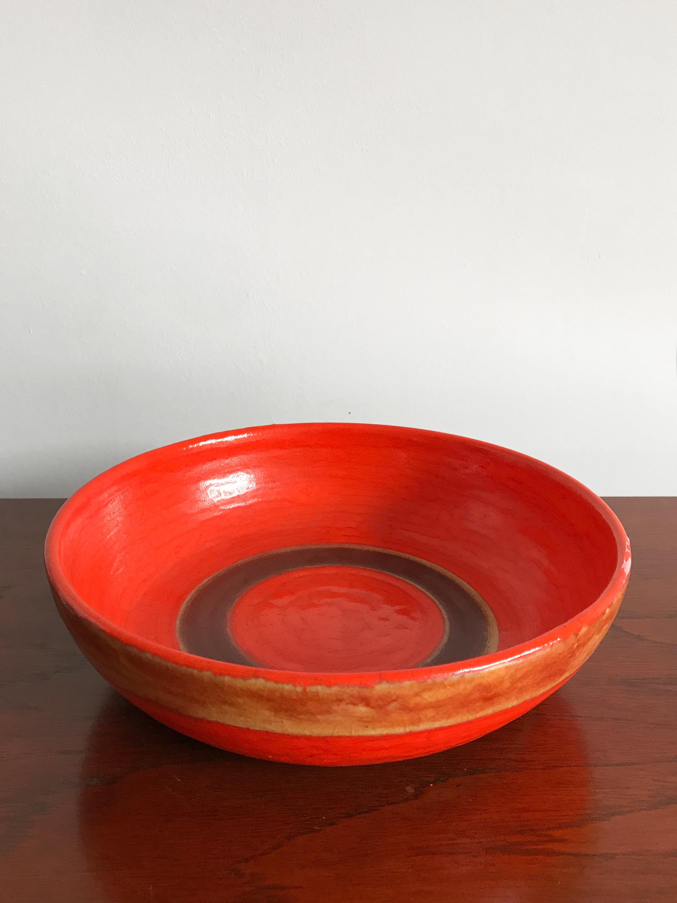 Mid-Century Modern design big ceramic bowl or centerpiece designed by Italian artist Guido Gambone with “Gambone Italy” printed under the base, 1950s.

Please note that the bowl is original of the period and this shows normal signs of age and use.