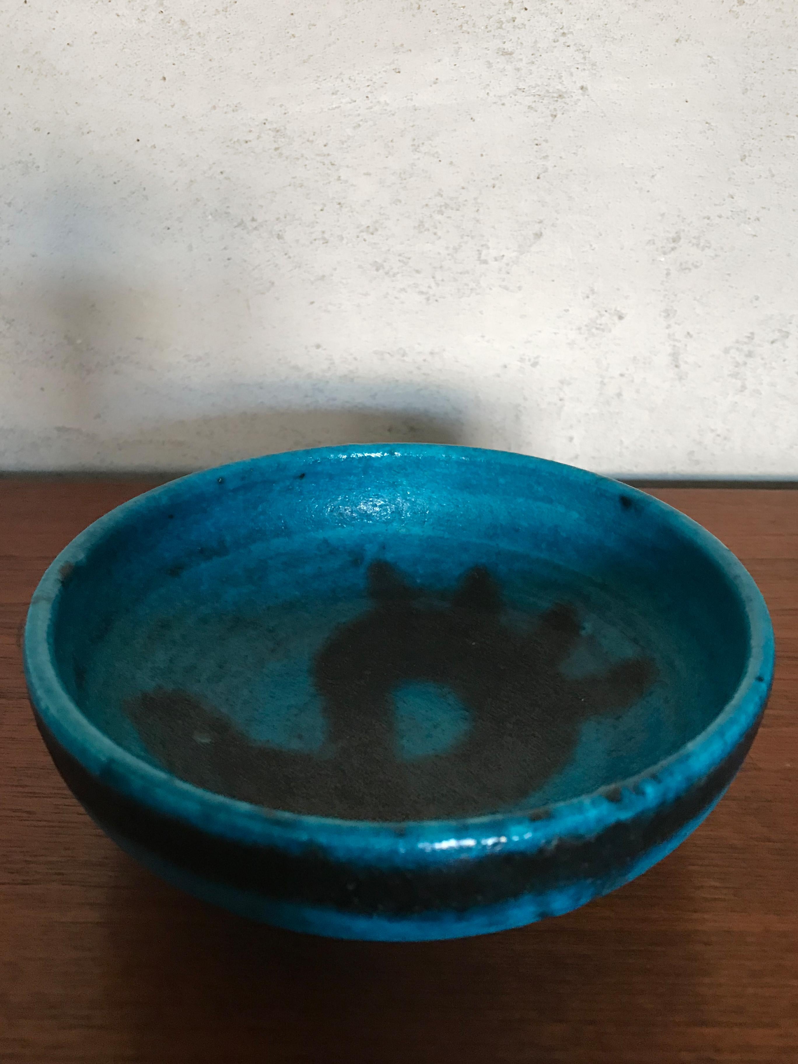 Mid-Century Modern design ceramic bowl designed by Italian artist Guido Gambone with “Gambone Italy” printed under the base, 1950s.

Please note that the bowl is original of the period and this shows normal signs of age and use.