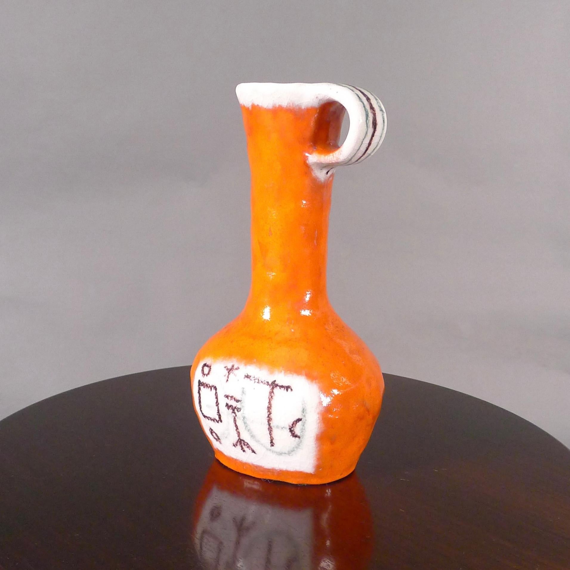 Ceramica Guido Gambone, Vaso o brocca in maiolica a smalto arancione, anni '50, firmato in vendita