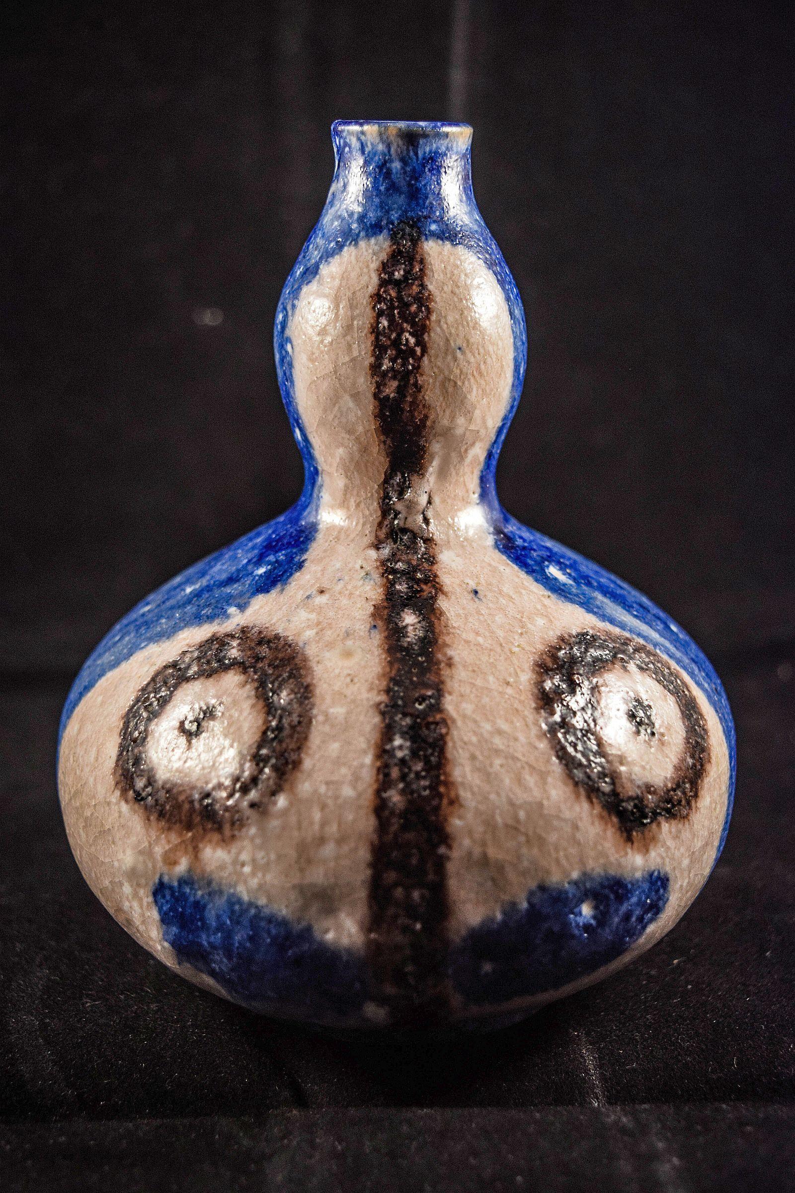Guido Gambone pottery vase ovoid with knopped neck painted with a geometric face For Sale 6