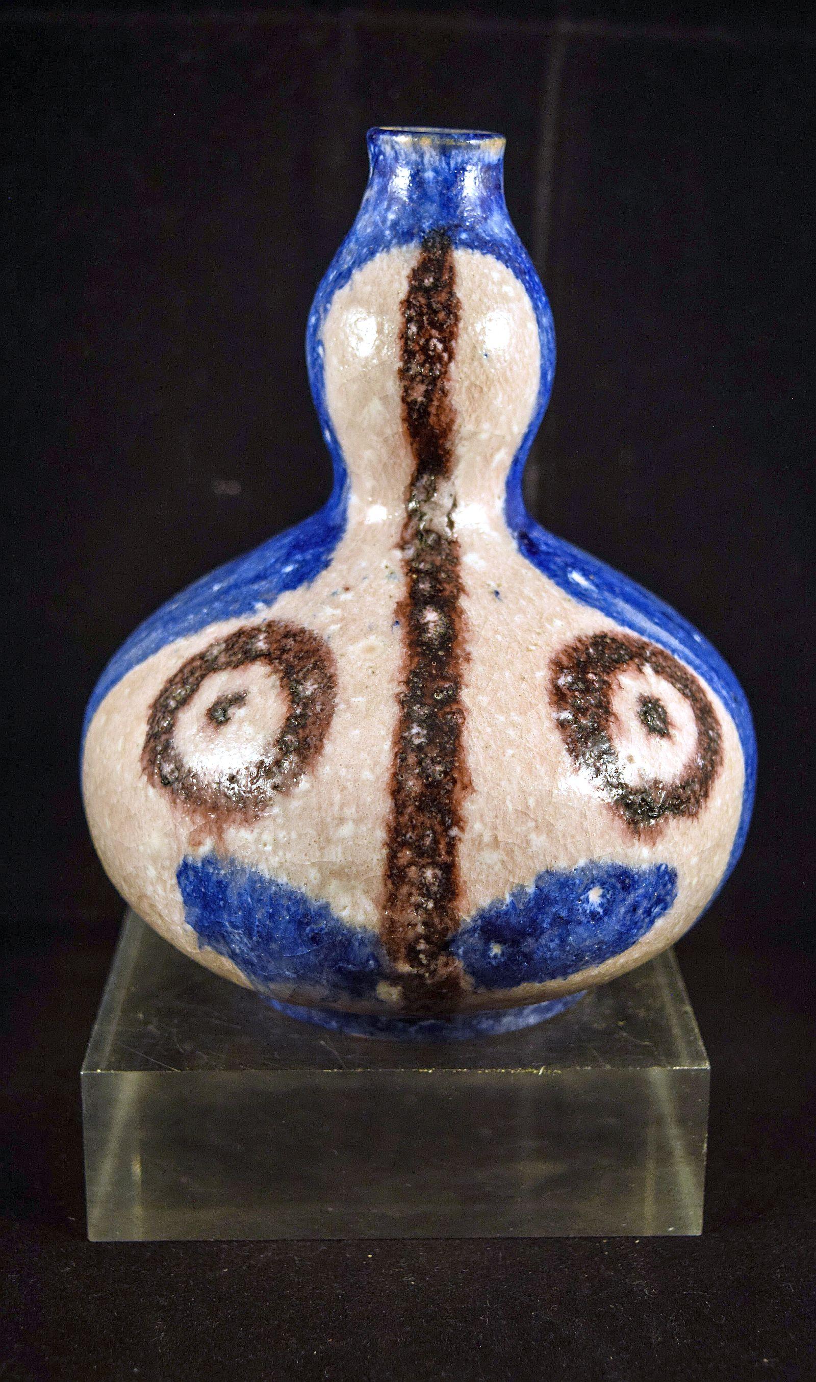 Guido Gambone Außergewöhnliche Vase
In erstaunlichem Zustand,
vollständig signiert mit Eselszeichen 
eiförmige Form  knubbeliger Hals, bemalt mit einem geometrischen Gesicht in
 Aubergine und Pilz auf blauem Grund, perfekter Zustand.
Eine sehr