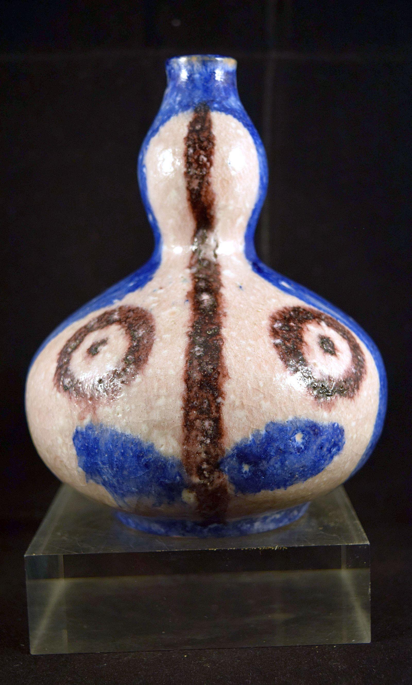 Women's or Men's Guido Gambone pottery vase ovoid with knopped neck painted with a geometric face For Sale