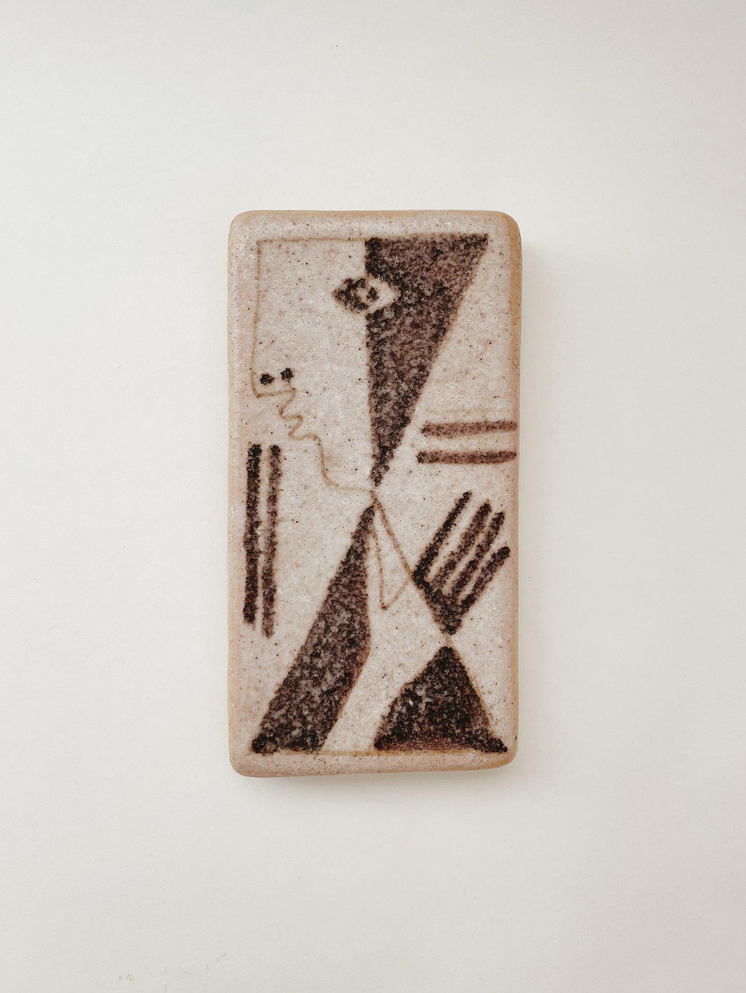 Exquise boîte de table en céramique réalisée par l'éminent céramiste italien Guido Gambone (1909-1969). L'un des céramistes les plus influents du XXe siècle, cette pièce remarquable de Gambone représente une figure cubiste en noir avec des tons