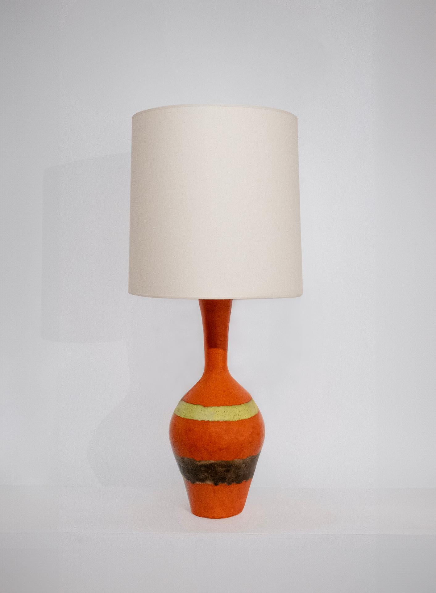 Guido GAMBONE (1909-1969)

Italy, circa 1960
Signed

​Superb large ceramic lamp, very bright shiny orange enamel 
with superb texture.
An extremely decorative lamp by a great 20th century italian ceramist.
Magnificent collector's item.

Height