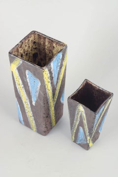 Guido Gambone. Deux vases rectangulaires uniques, ornés d'un décor géométrique audacieux.
