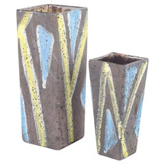 Guido Gambone. Deux vases rectangulaires uniques, ornés d'un décor géométrique audacieux.