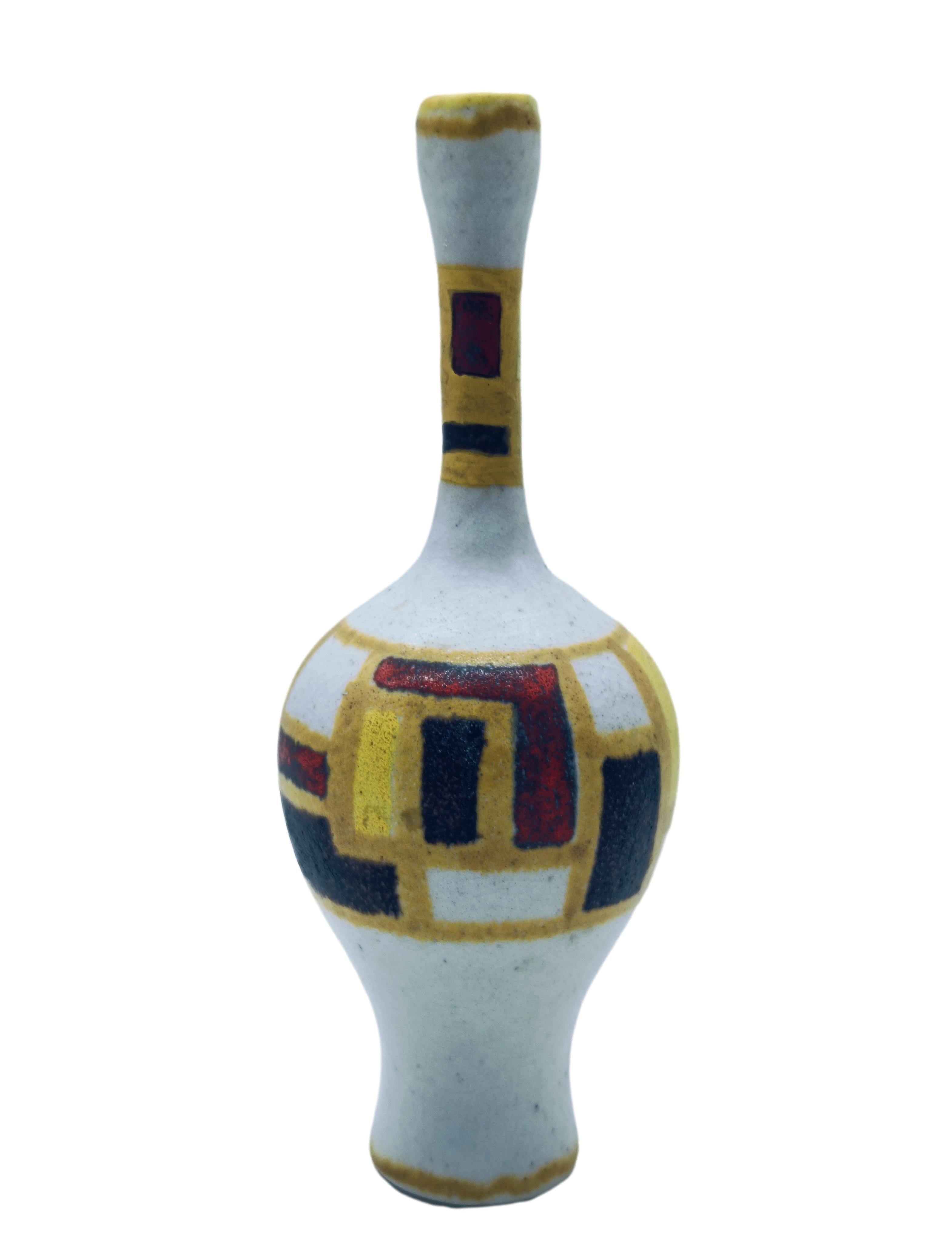Stupefacente vaso in terracotta a motivi geometrici realizzato e disegnato da Guido Gambone, Italia anni '50. Si tratta di un bellissimo vaso a forma di bottiglia con un tipico motivo geometrico sulla parte anteriore del vaso che mostra bellissimi