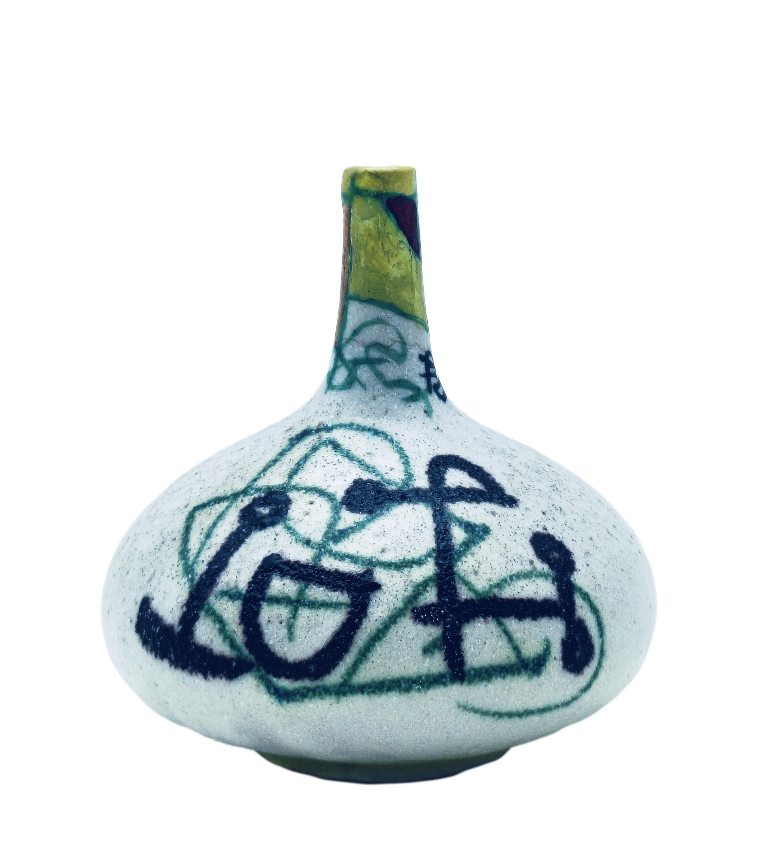 Vaso a bocciolo rustico del maestro ceramista Guido Gambone, Realizzato a mano, ha una forma organica e seducente con un collo allungato, dipinta a mano libera, con un'immagine di giallo cedro sullo sfondo ed  un tipico motivo geometrico sulla parte