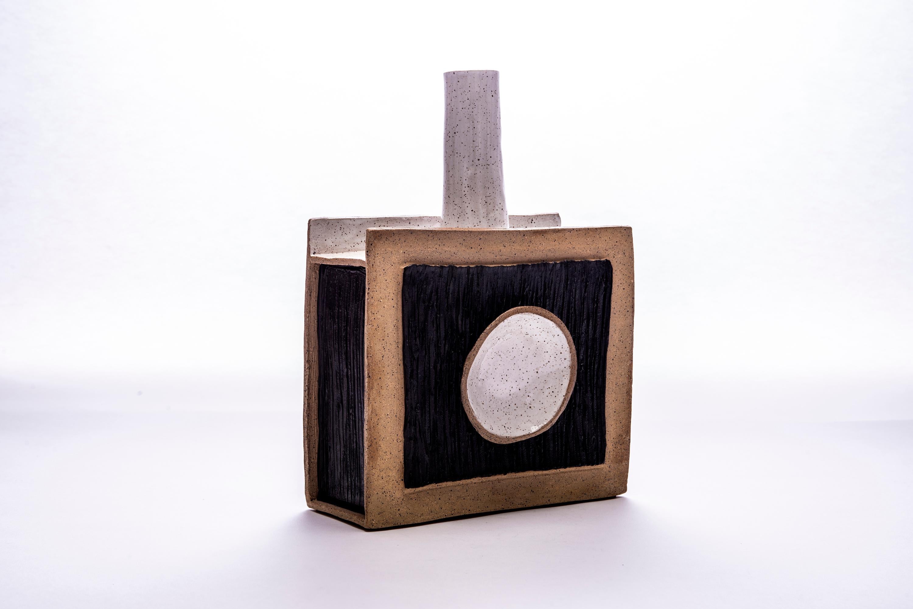 Trish DeMasi
Guido, 2020
Ceramica smaltata
12,5 x 9,25 x 5 pollici

La collezione Moderno di Trish DeMasi presenta forme geometriche, texture sontuose e piacevoli colori neutri sotto forma di vasi e scatole in ceramica smaltata.