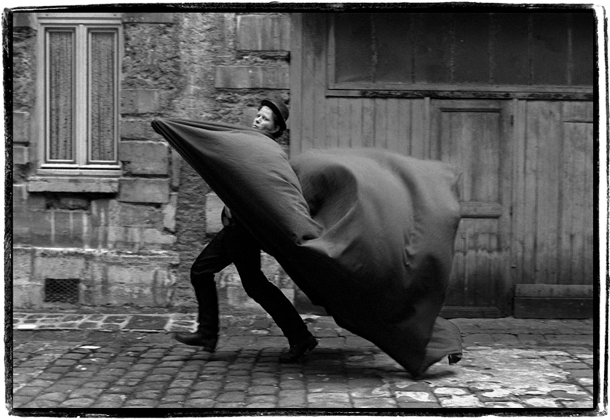 Guido Harari Black and White Photograph – Tom Waits, Mantello, 1992