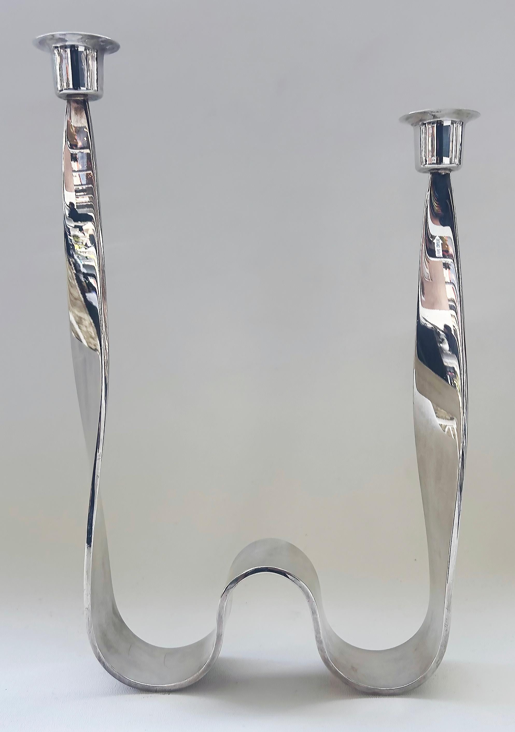  Guido Niest Atelier Italy Hand-made Silverplate Candle Holder

Offered for sale is a silverplate ribbon double candle holder by Guido Niest Atelier of Italy.  The handmade candle holder has a bright reflective finish and is signed on the base as