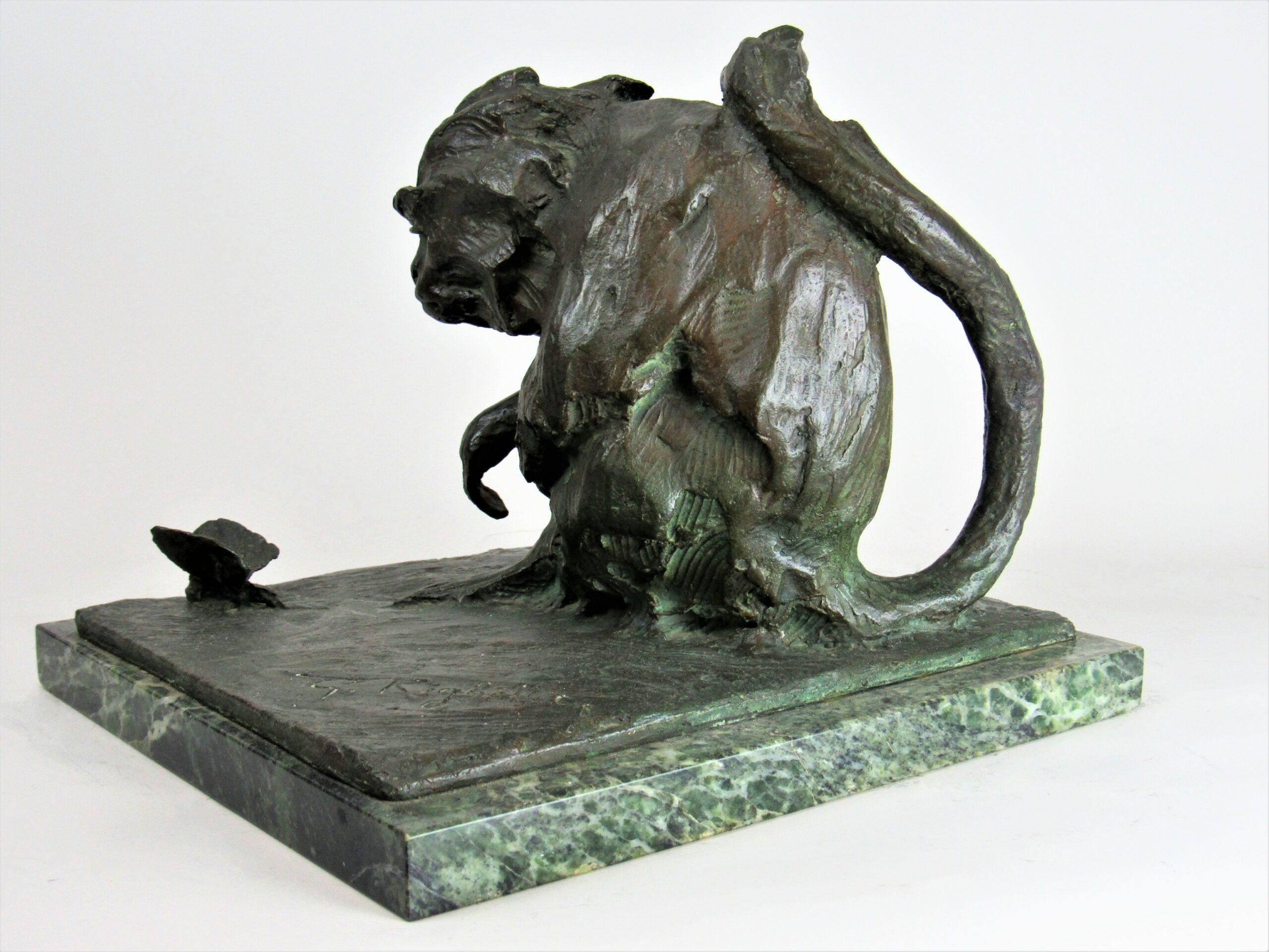 Marmoset and butterfly
This statue by Guido Rigehtti (1875-1958) represents a marmoset monkey looking curiously at a butterfly that has just landed at its feet. Created in the interwar period. Another version of this statue without the butterfly