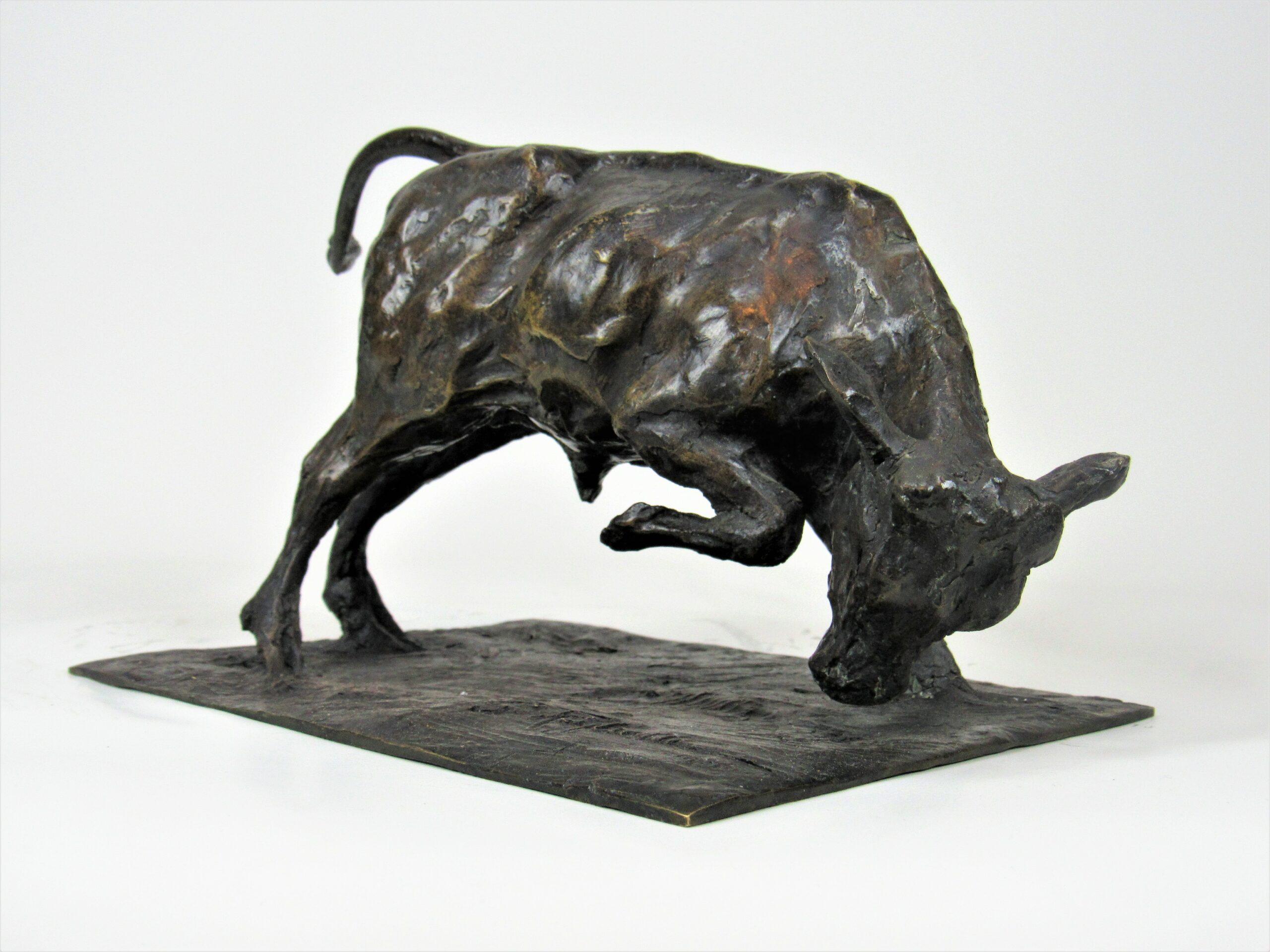 Bronce animal italiano,  Toro joven embistiendo Por Guido Righetti 1