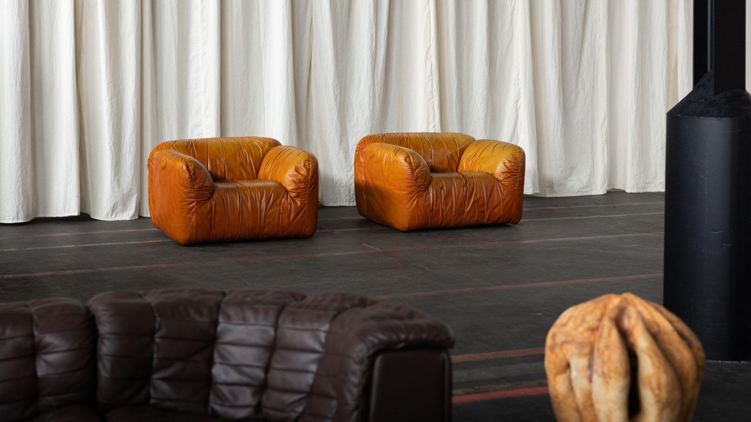 Un fresco y raro par de voluminosas tumbonas diseñadas por Guido Rosati y fabricadas por Uvet en Italia durante la década de 1970. Estas excepcionales sillas son un ejemplo destacado del enfoque de la época hacia un diseño atrevido y confortable. Su