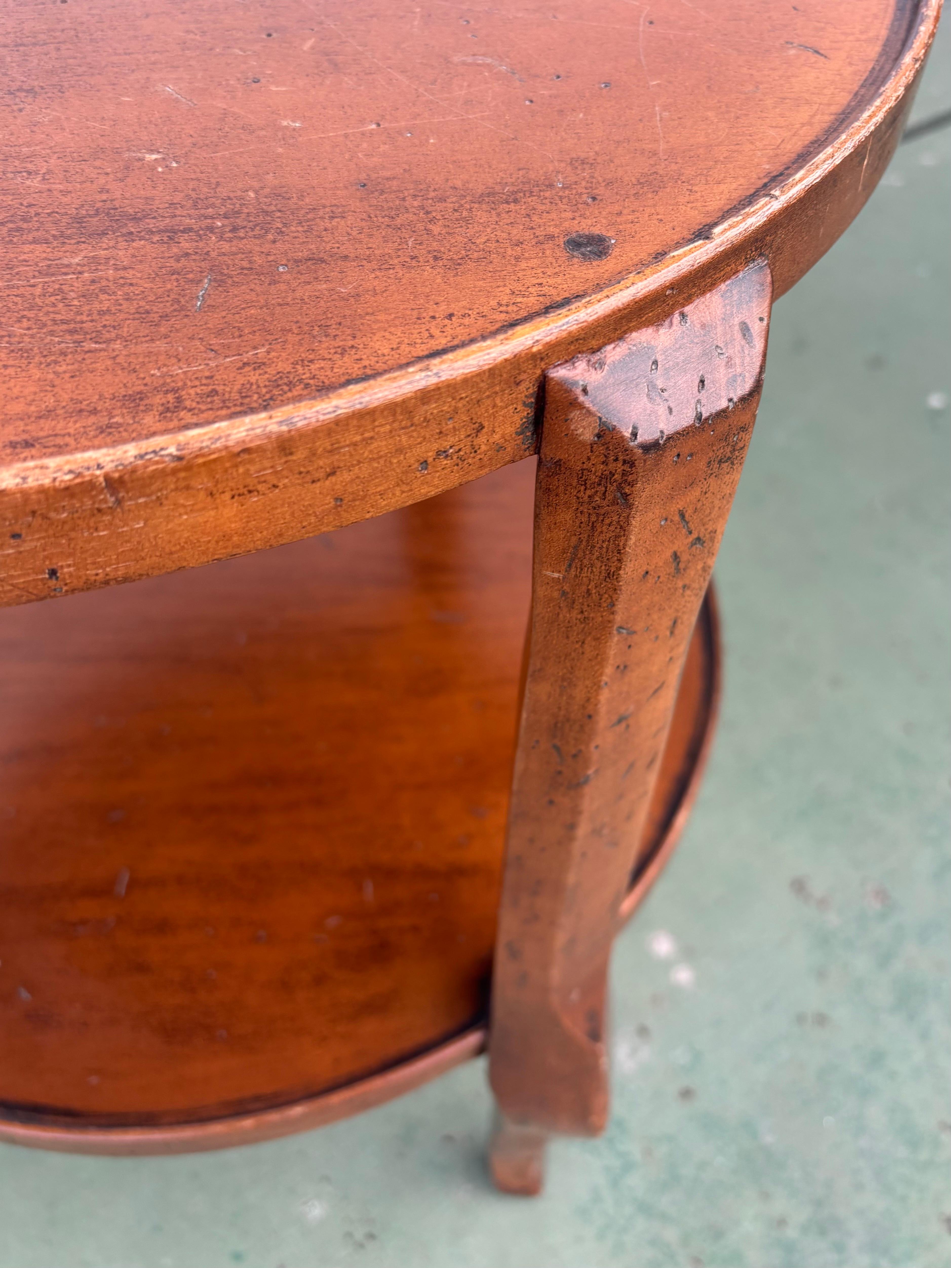 Magnifique table d'appoint rustique de fabrication italienne conçue par Guido Zichele pour Bloomingdale's. 

Table à deux niveaux avec une construction incroyable. Toutes les pièces sont maintenues ensemble par une menuiserie experte. Les chevilles