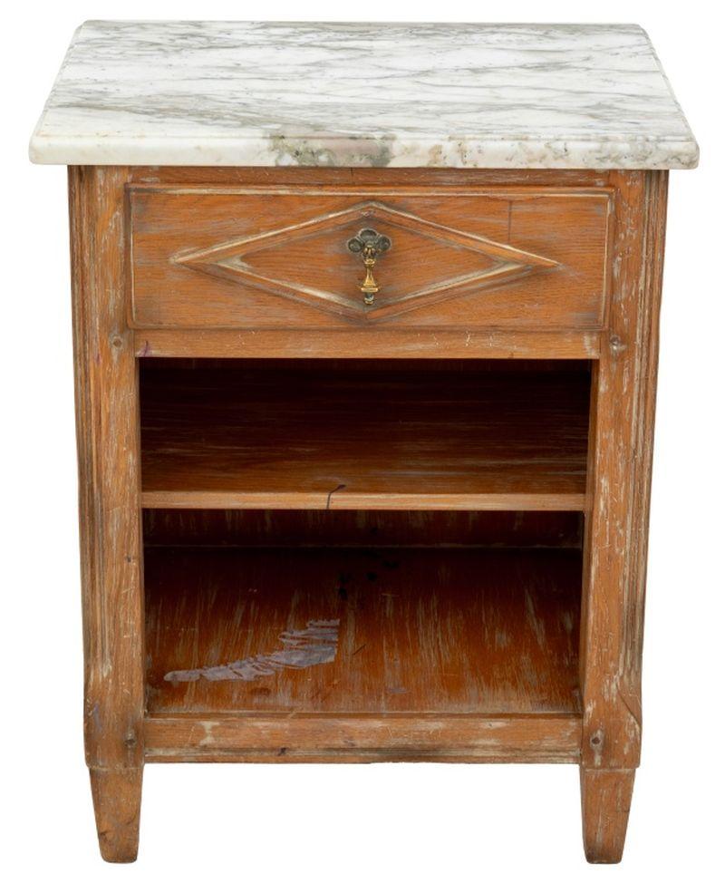 Table de nuit en bois cérusé à dessus de marbre blanc, Guido Zichele for Bloomingdale's, à un tiroir et deux étagères, estampillée 