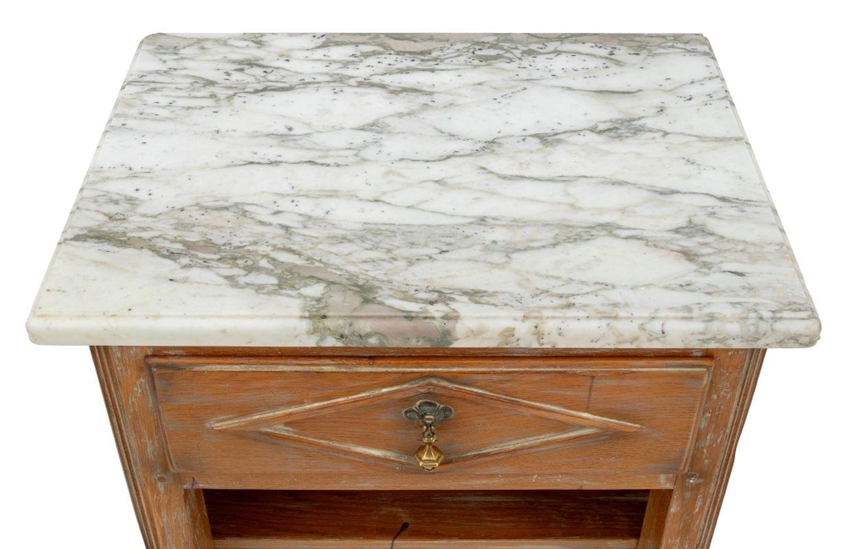 Moderne Guido Zichele Table de nuit en bois cérusé avec dessus en marbre en vente