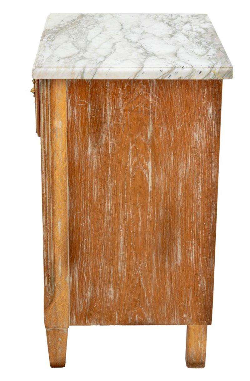 italien Guido Zichele Table de nuit en bois cérusé avec dessus en marbre en vente