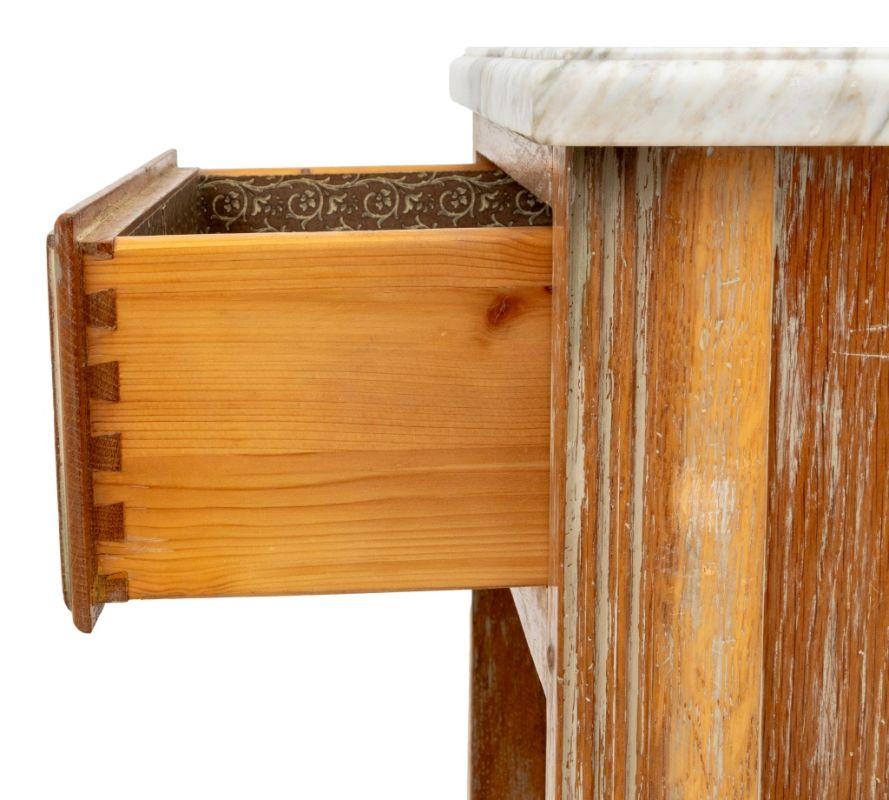 Cérusé Guido Zichele Table de nuit en bois cérusé avec dessus en marbre en vente