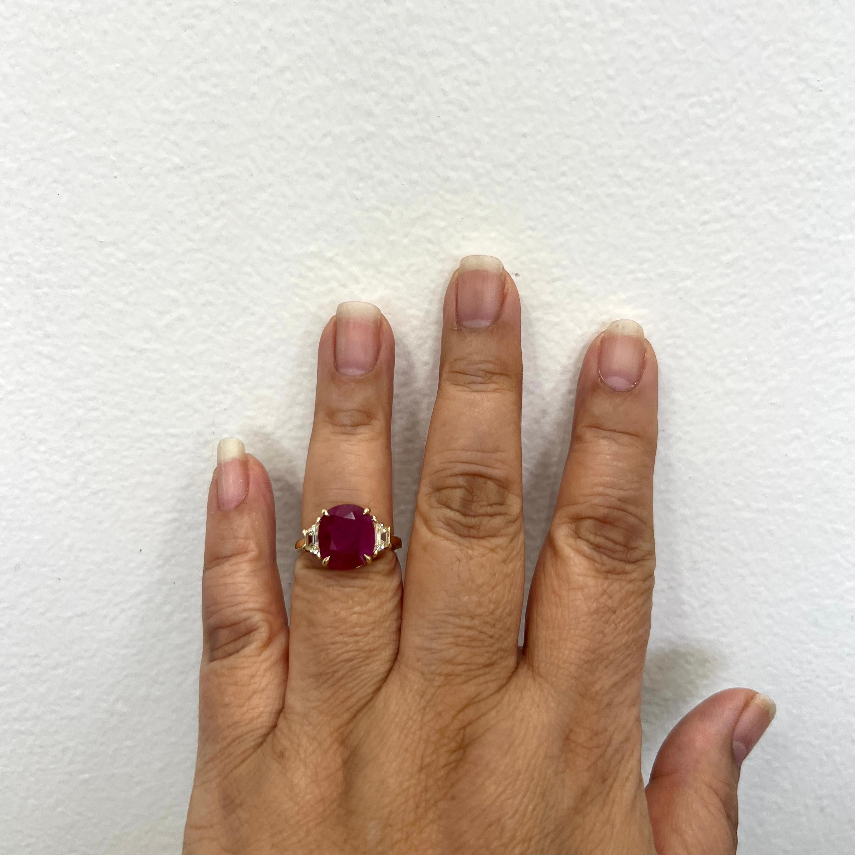 Precioso 5.26 ct. Cojín de rubí de Birmania con trapecios de diamantes blancos de buena calidad de 0,74 ct.  Hecho a mano en 18k  oro amarillo.  Se incluye el certificado del gremio.  Anillo talla 6,5.
