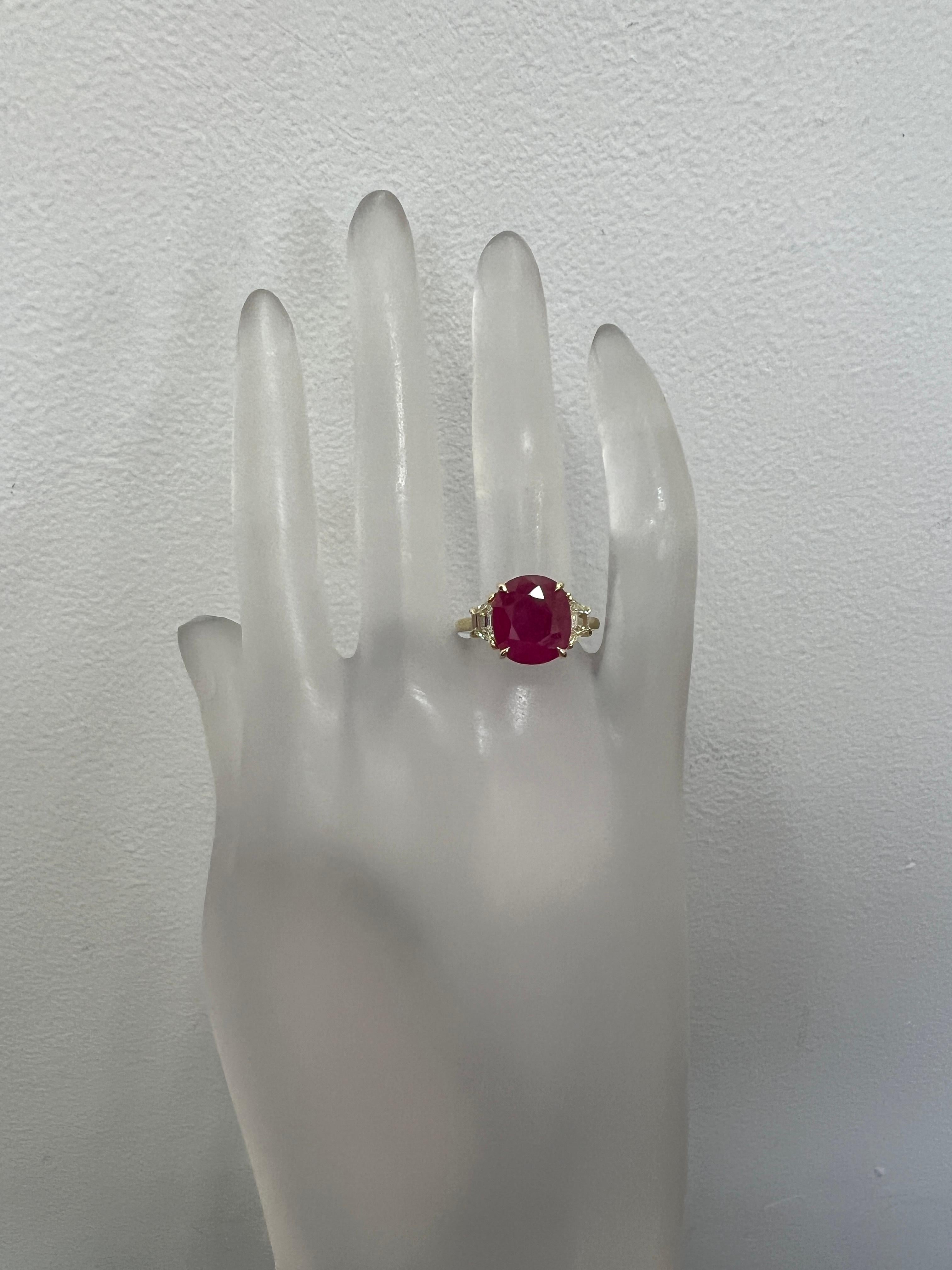 Anillo de oro amarillo de 18 quilates con rubí de Birmania de 5 quilates en cojín y diamantes trapezoidales Corte cojín en venta