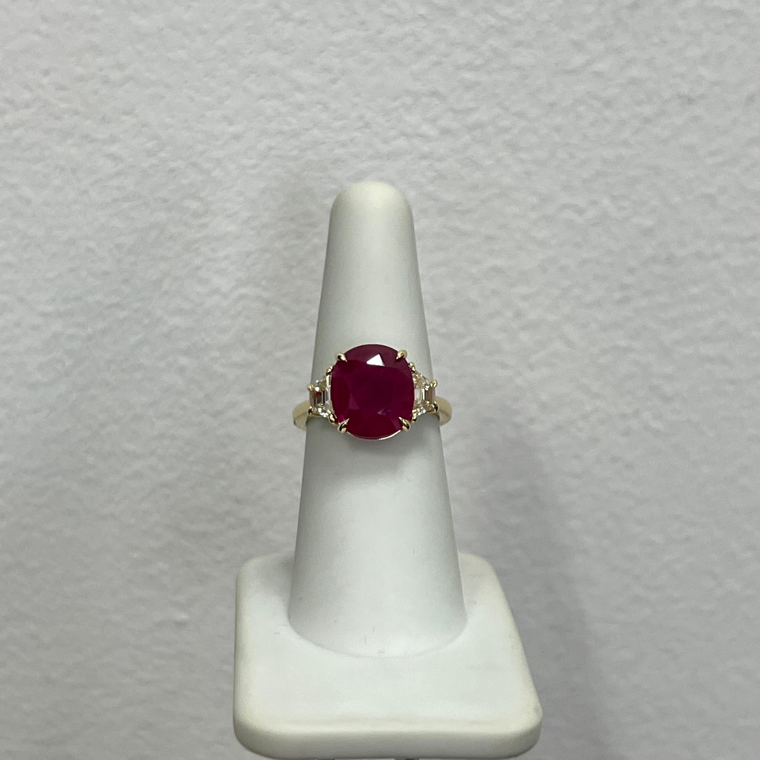 Femenino o masculino Anillo de oro amarillo de 18 quilates con rubí de Birmania de 5 quilates en cojín y diamantes trapezoidales en venta