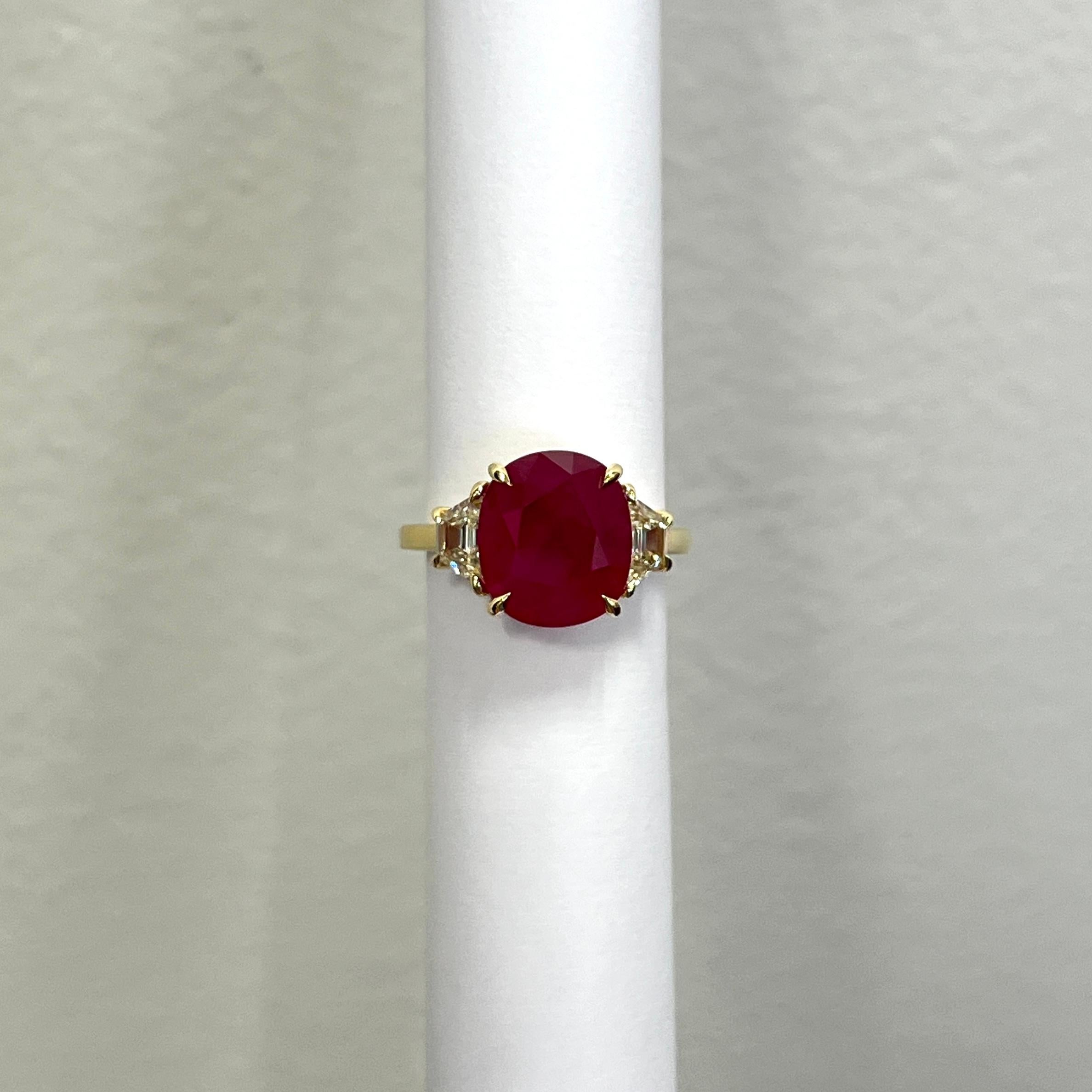 Anillo de oro amarillo de 18 quilates con rubí de Birmania de 5 quilates en cojín y diamantes trapezoidales en venta 1