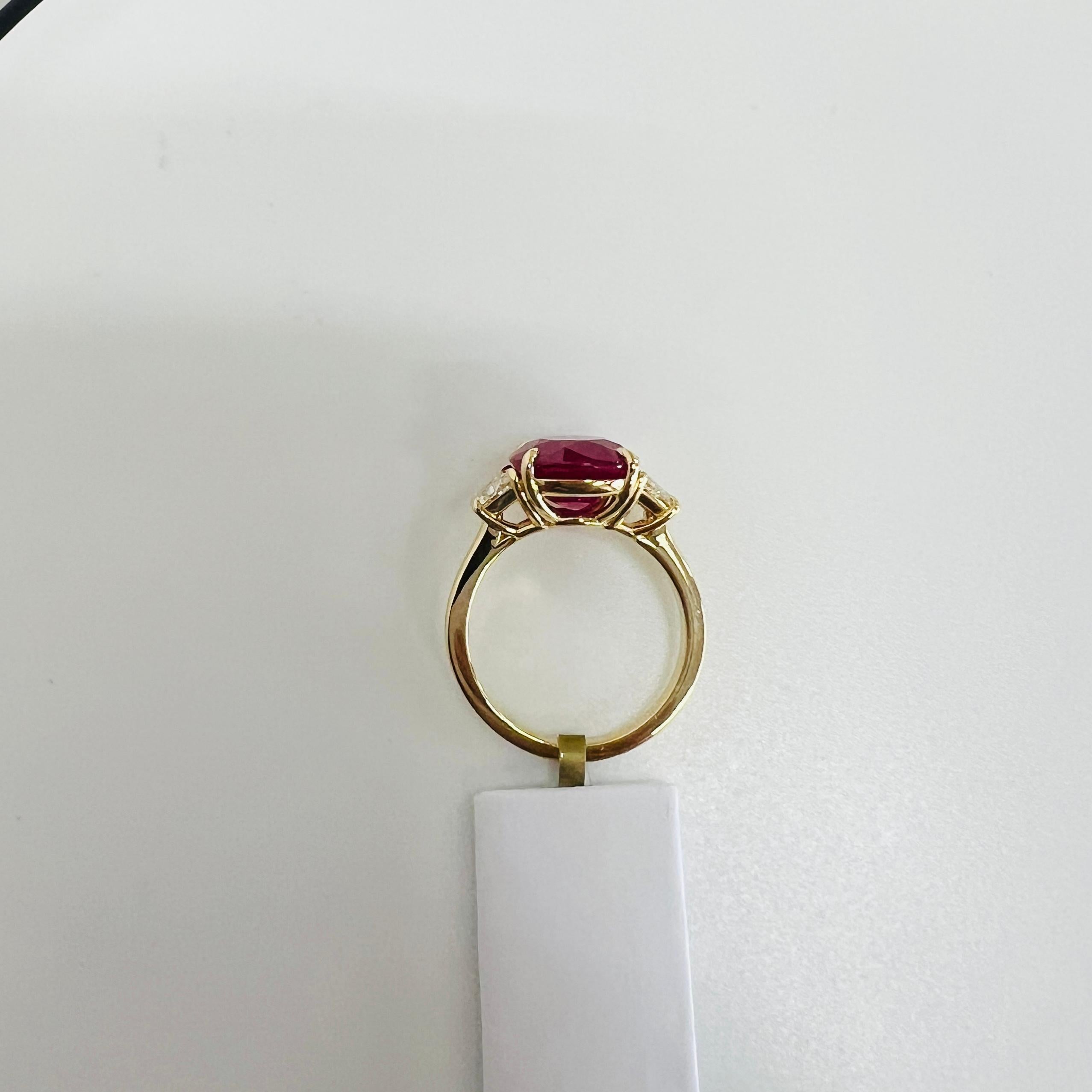 Anillo de oro amarillo de 18 quilates con rubí de Birmania de 5 quilates en cojín y diamantes trapezoidales en venta 2
