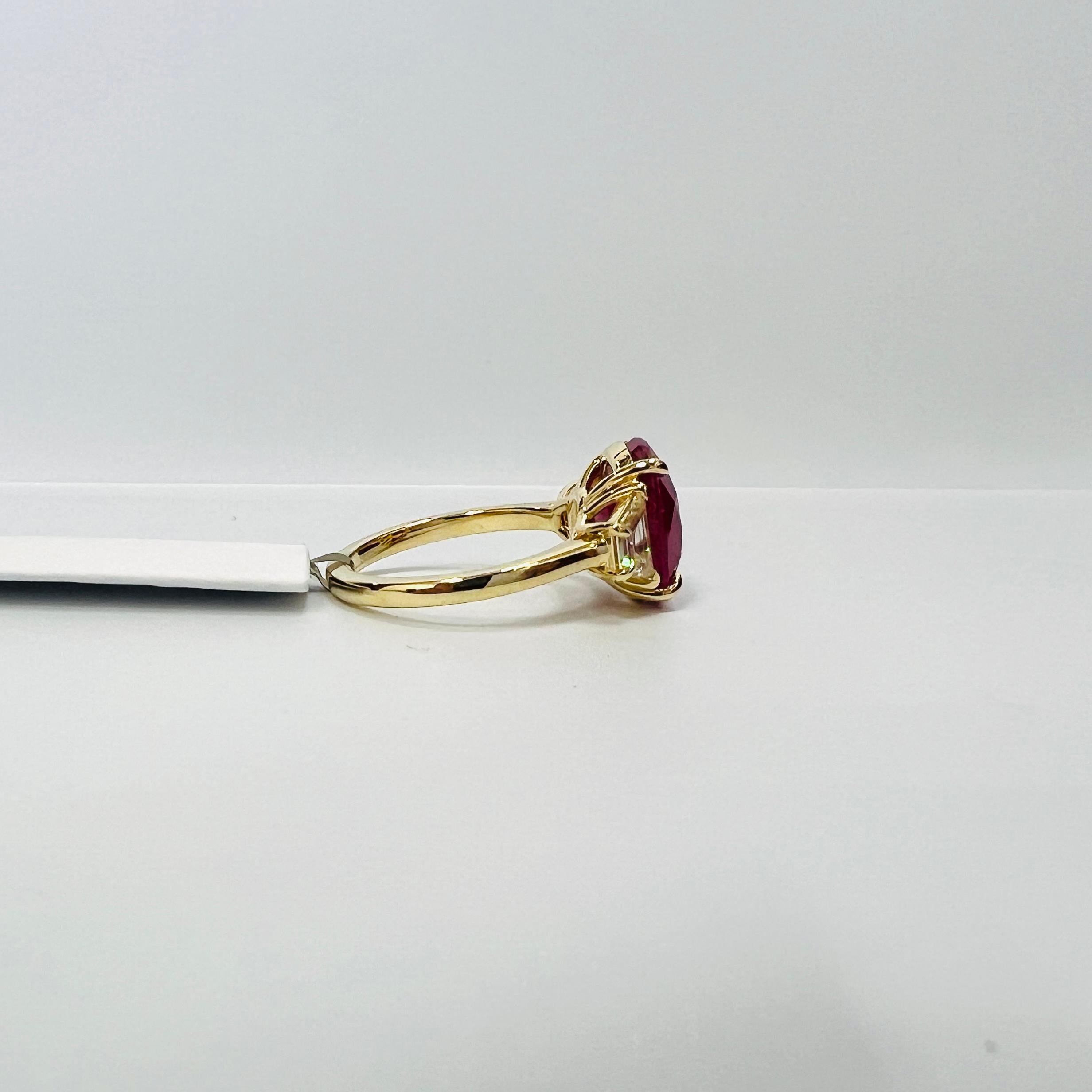 Anillo de oro amarillo de 18 quilates con rubí de Birmania de 5 quilates en cojín y diamantes trapezoidales en venta 3