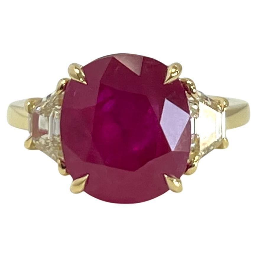 Guild 5 Karat Burma-Rubin-Kissen und trapezförmiger Diamantring aus 18 Karat Gelbgold