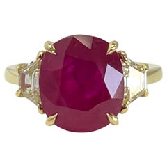 Anillo de oro amarillo de 18 quilates con rubí de Birmania de 5 quilates en cojín y diamantes trapezoidales