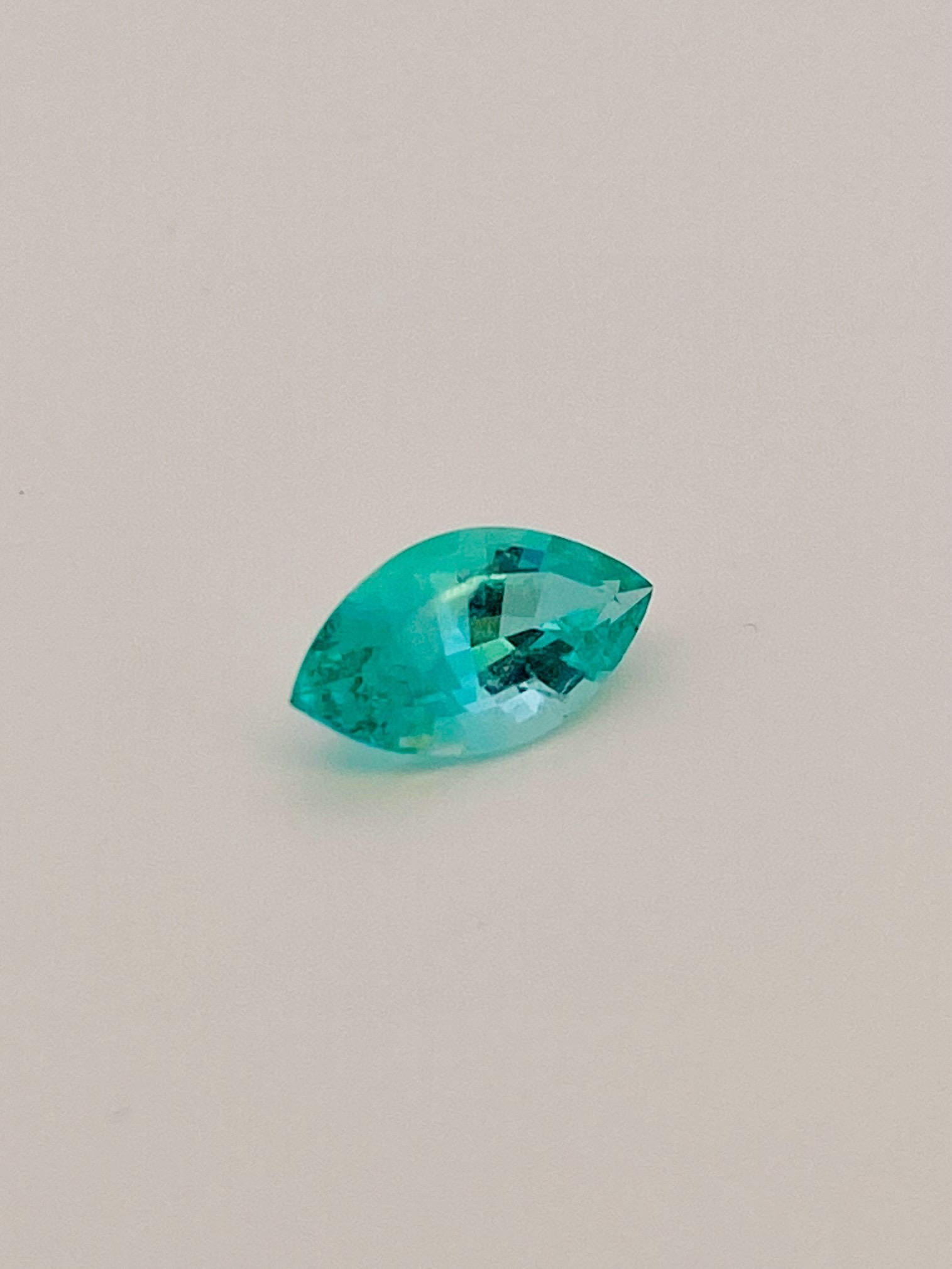 Taille Marquise Certificat GUILD, naturel, sans huile, Russie, émeraude vert intense 1,33 carat en vente