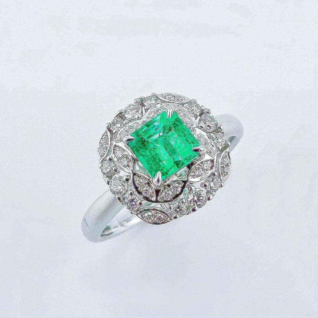 Guild Certified 0,52 CT Kolumbien Smaragd 18K Weißgold Ring mit Diamanten

1 Kolumbien Smaragd - 0.52 CT
Form - Achteckig
Farbe - Intensives Grün
Kleines Öl

Guild Zertifizierung beigefügt

Diamanten - 0,232 CT
18K Gold - 3,15 GM