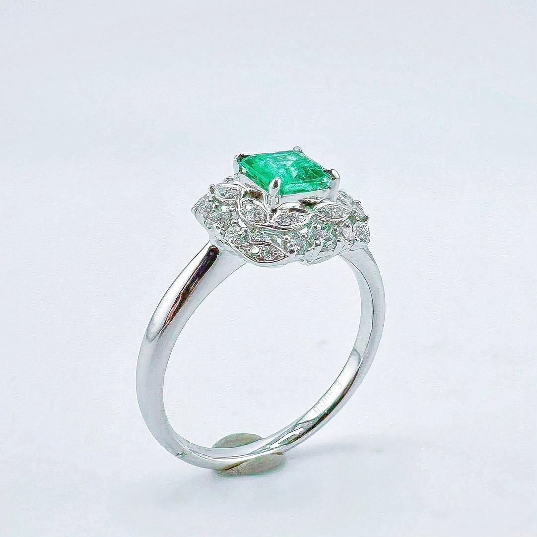 Guild Certified 0,52 CT Kolumbien Smaragd 18K Weißgold Ring mit Diamanten (Smaragdschliff) im Angebot
