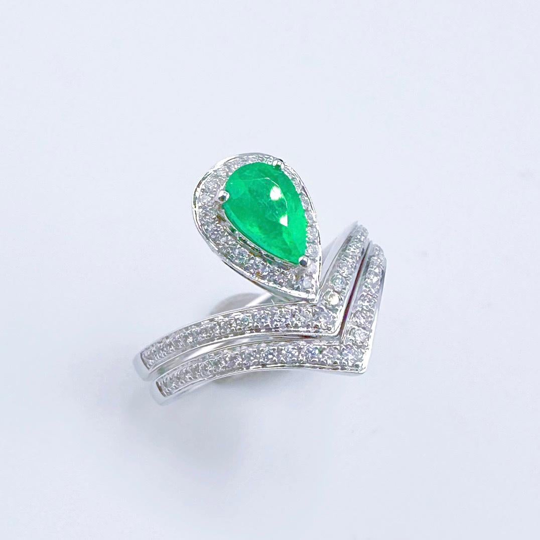 Anello con smeraldo Greene & Greene certificato Guild da 0,69 CT e diamanti

1 Smeraldo - 0,69 CT
Taglio Brilliante / Forma a Pera

Diamanti - 0,355 CT

Oro 18K - 5,27 GM